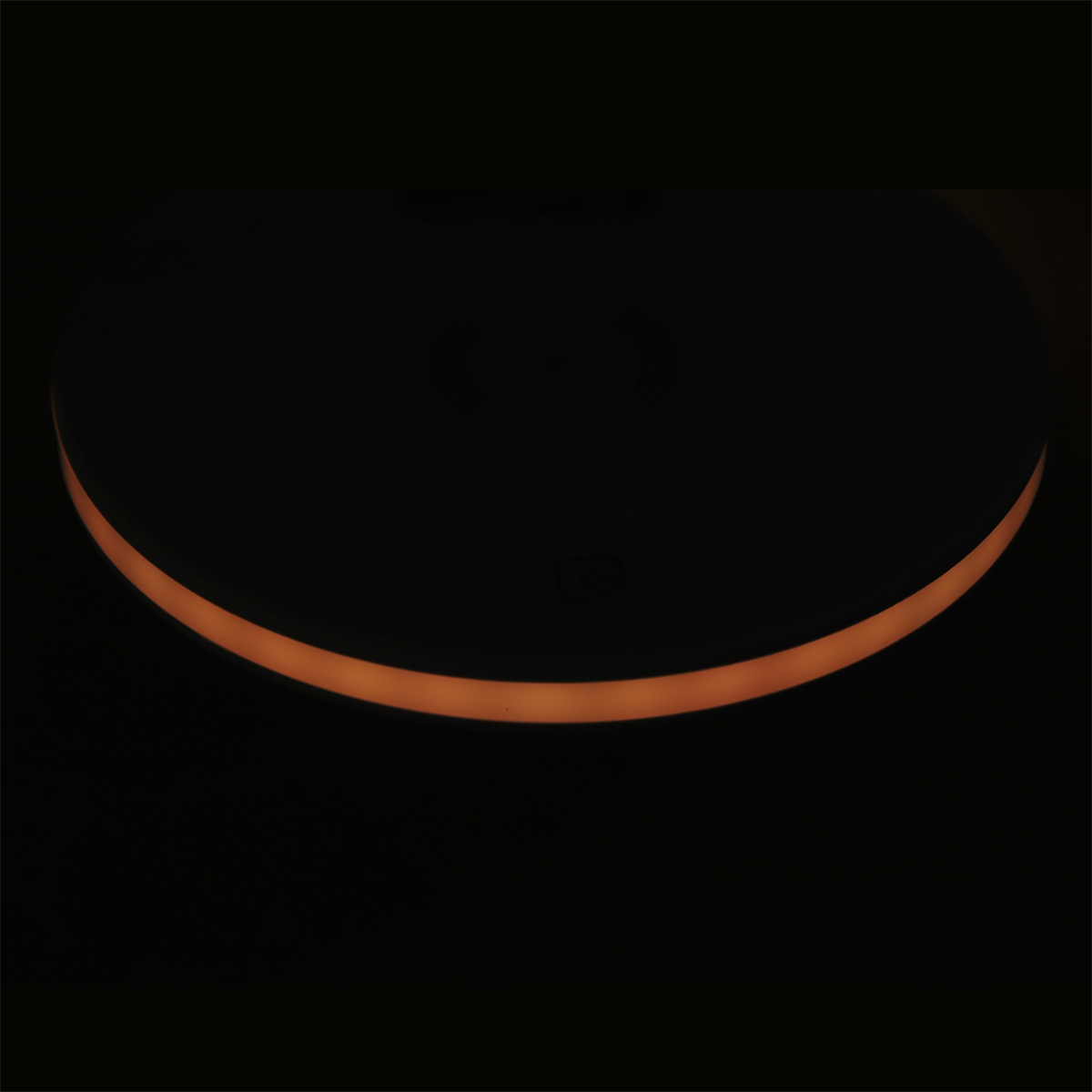 Ein Halbmond aus orangefarbenem Licht vor schwarzem Hintergrund, wie eine Sonnenfinsternis.