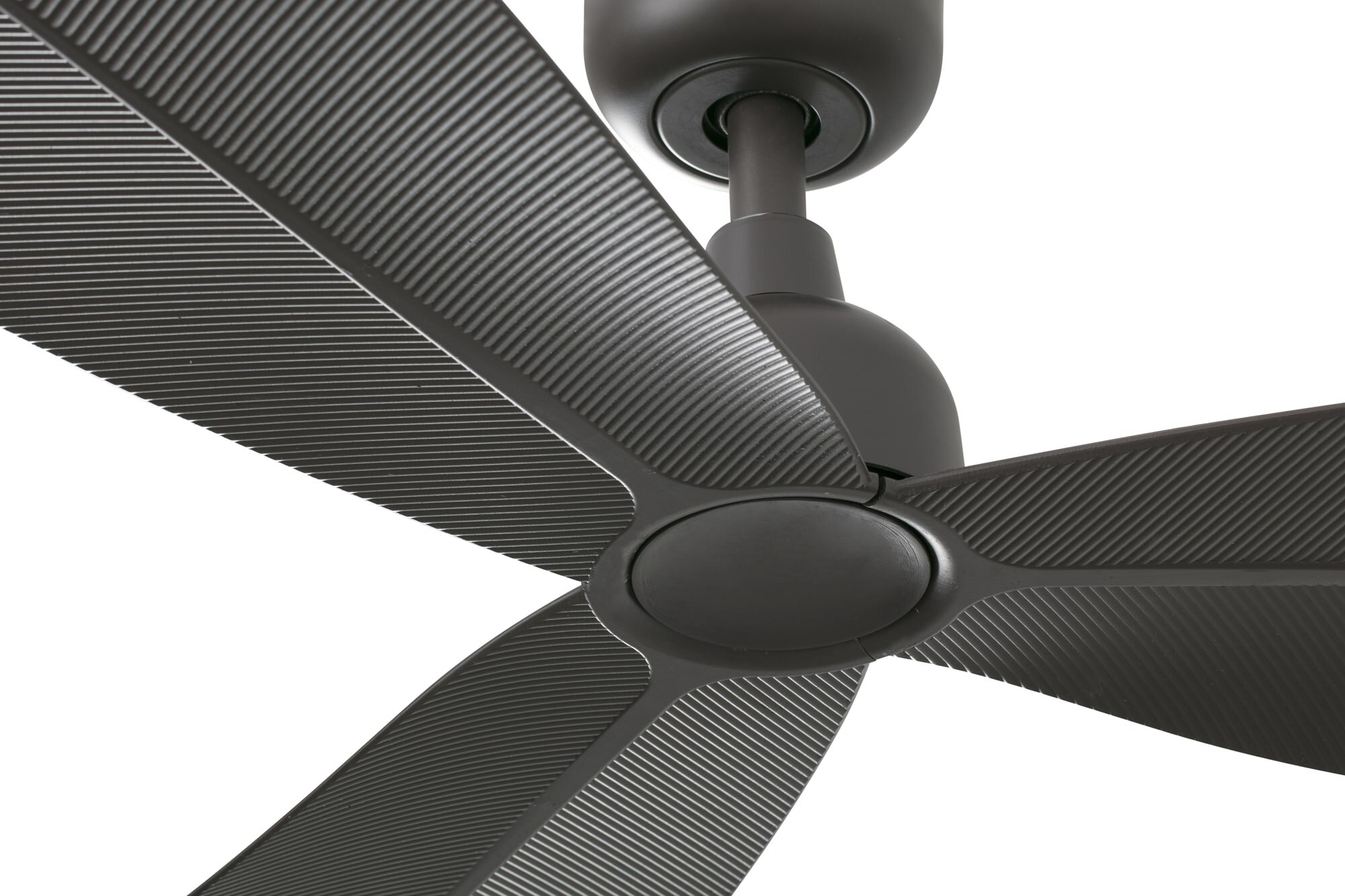 Ein Deckenventilator mit fünf dunkelbraunen Flügeln. Die Flügel haben ein geripptes Muster.