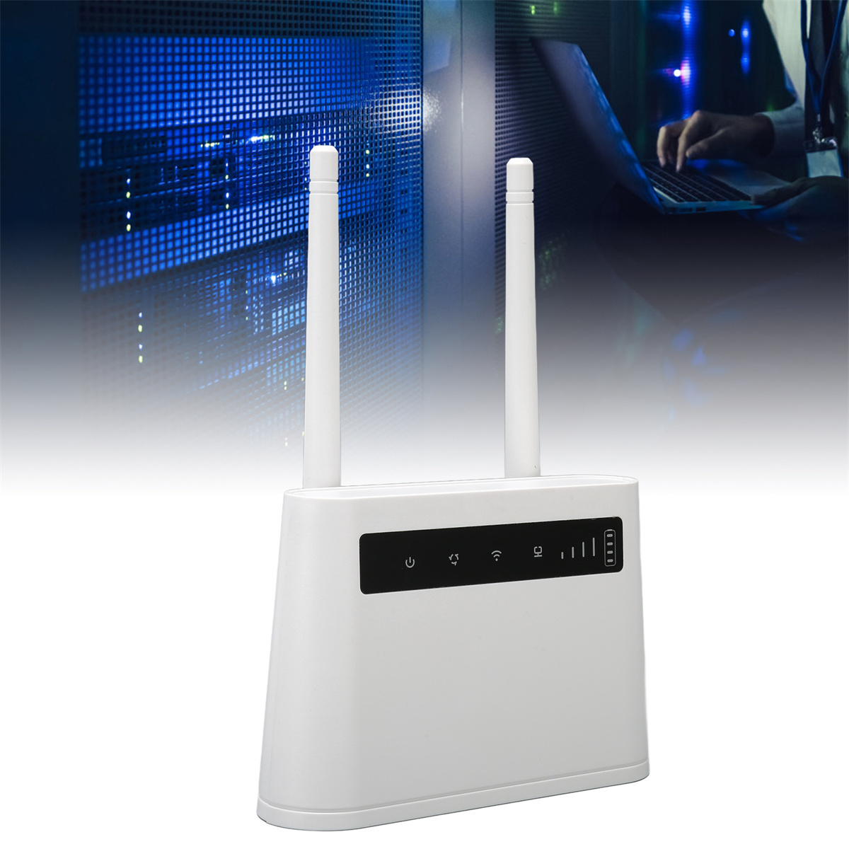 Weißer Router mit zwei Antennen. Serverraum und Person mit Laptop im Hintergrund.