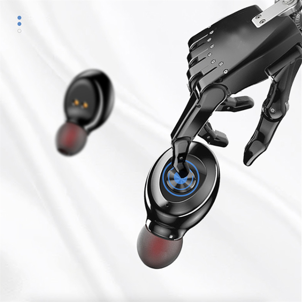 Schwarze Ohrhörer mit roten Spitzen, gehalten von Roboterhand, unscharfer Hintergrund.