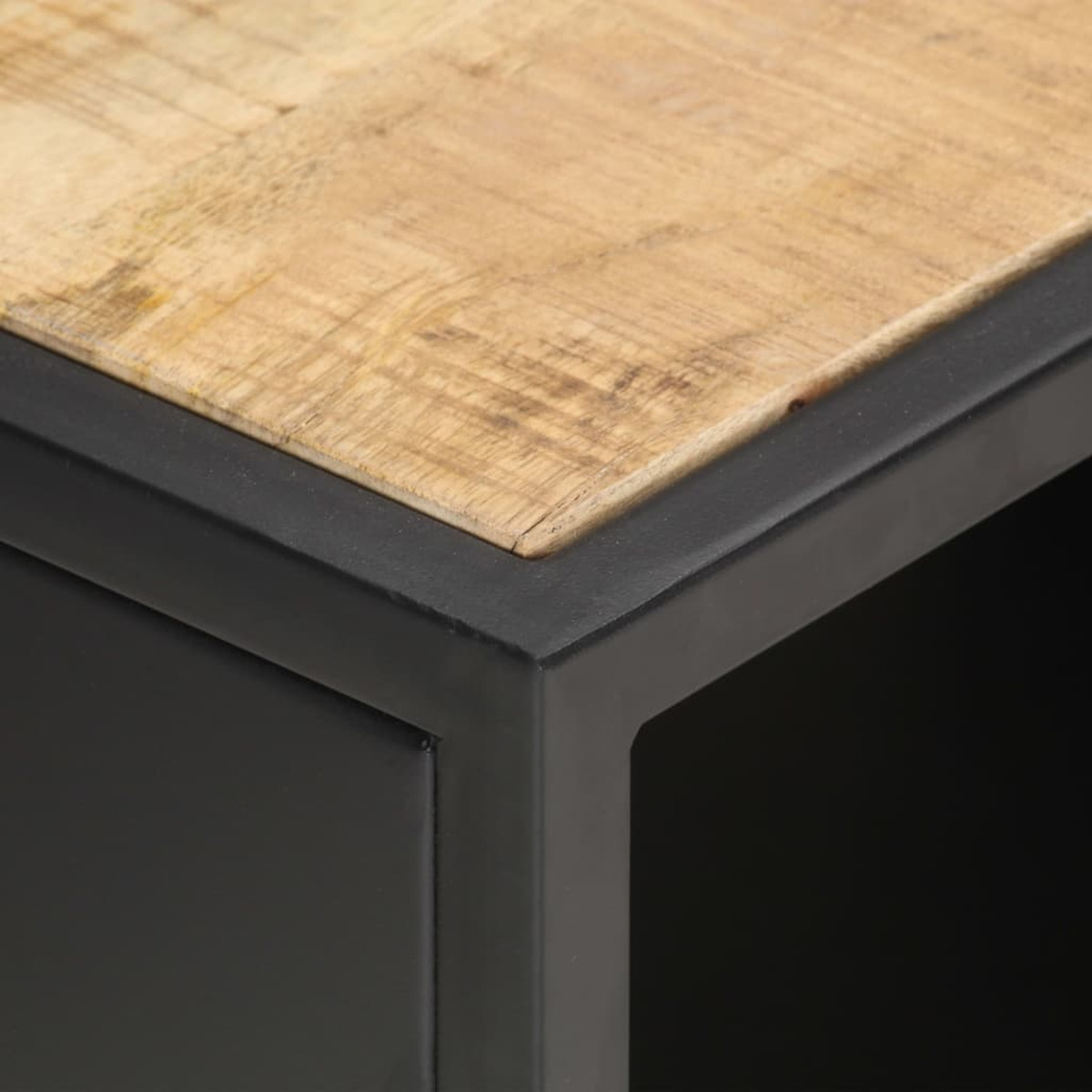 Nahaufnahme einer Holztischecke mit schwarzem Metallrahmen. Das Holz ist hellbraun.