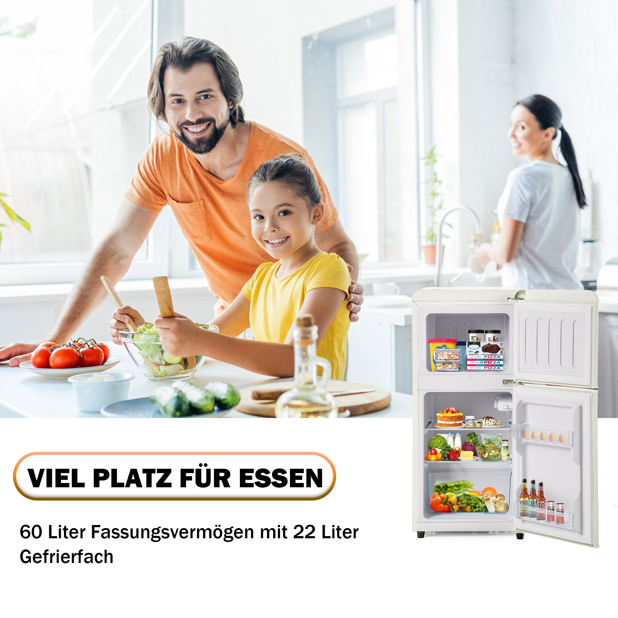Familie in einer Küche an einem Kühlschrank. Der Kühlschrank ist geöffnet und zeigt Lebensmittel. Text: „Viel Platz für Essen“.