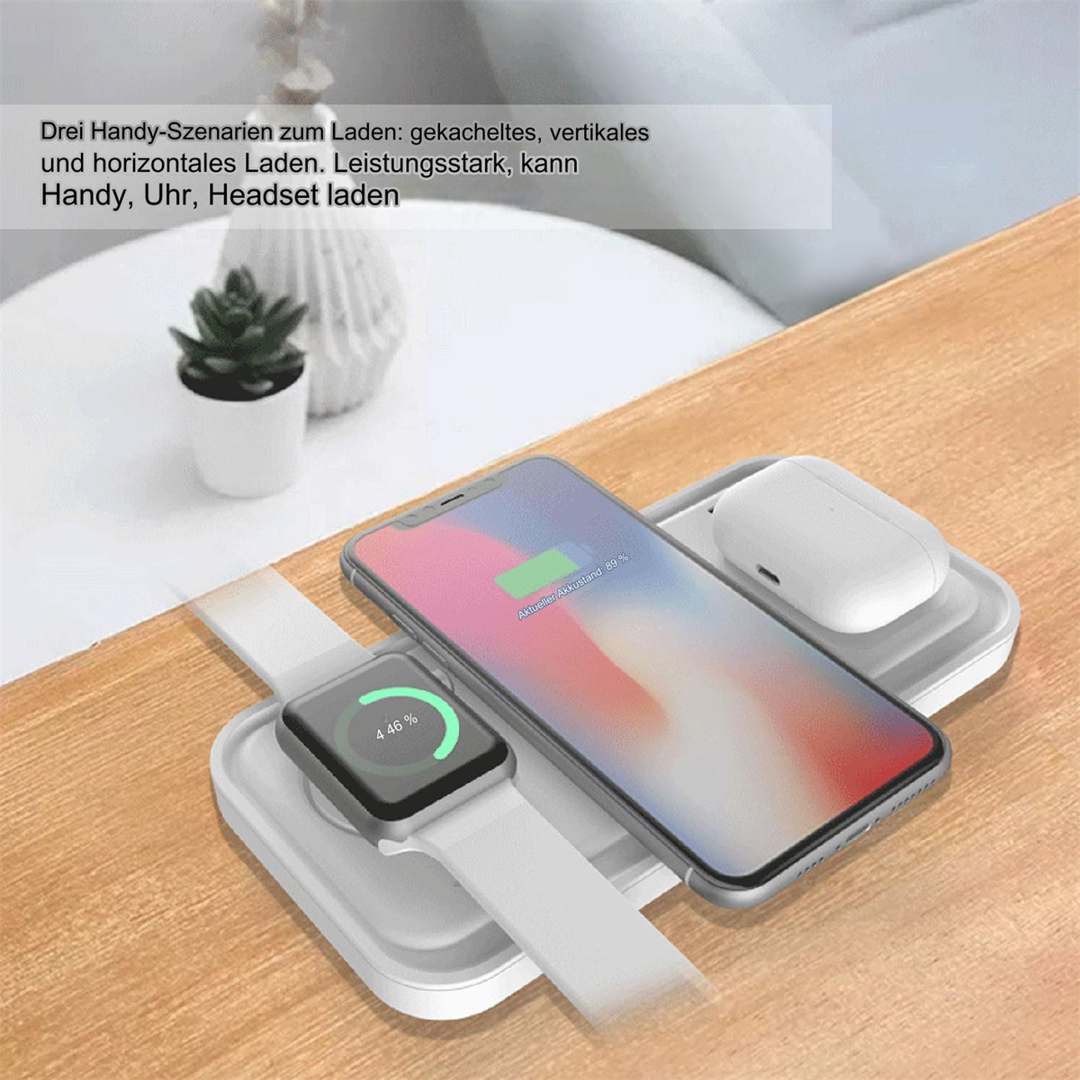 Ein Ladepad mit einem Telefon, einer Uhr und Ohrhörern, die darauf geladen werden, auf einem Holztisch.