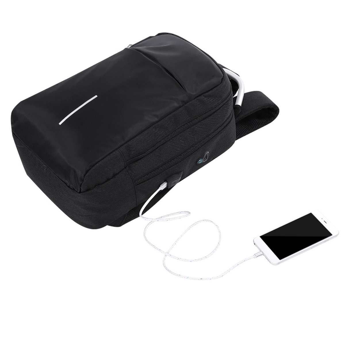 Schwarzer Rucksack mit weißem Ladekabel an weißem Telefon.