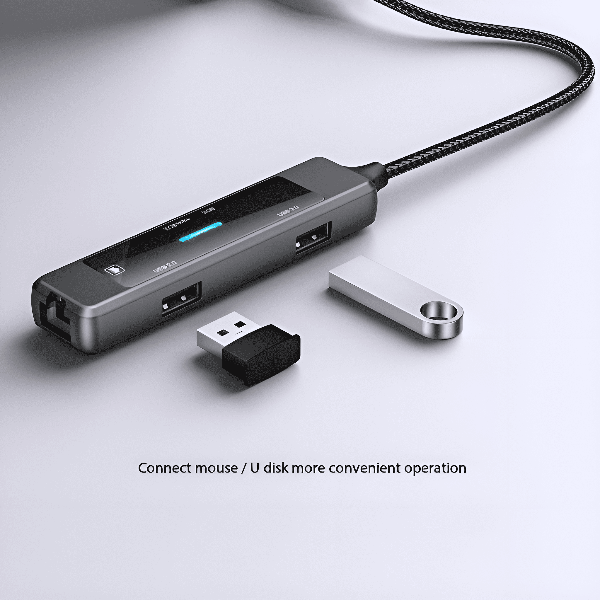 Ein USB-Hub mit USB 2.0- und 3.0-Anschlüssen, einem USB-Adapter und einem silbernen USB-Stick.