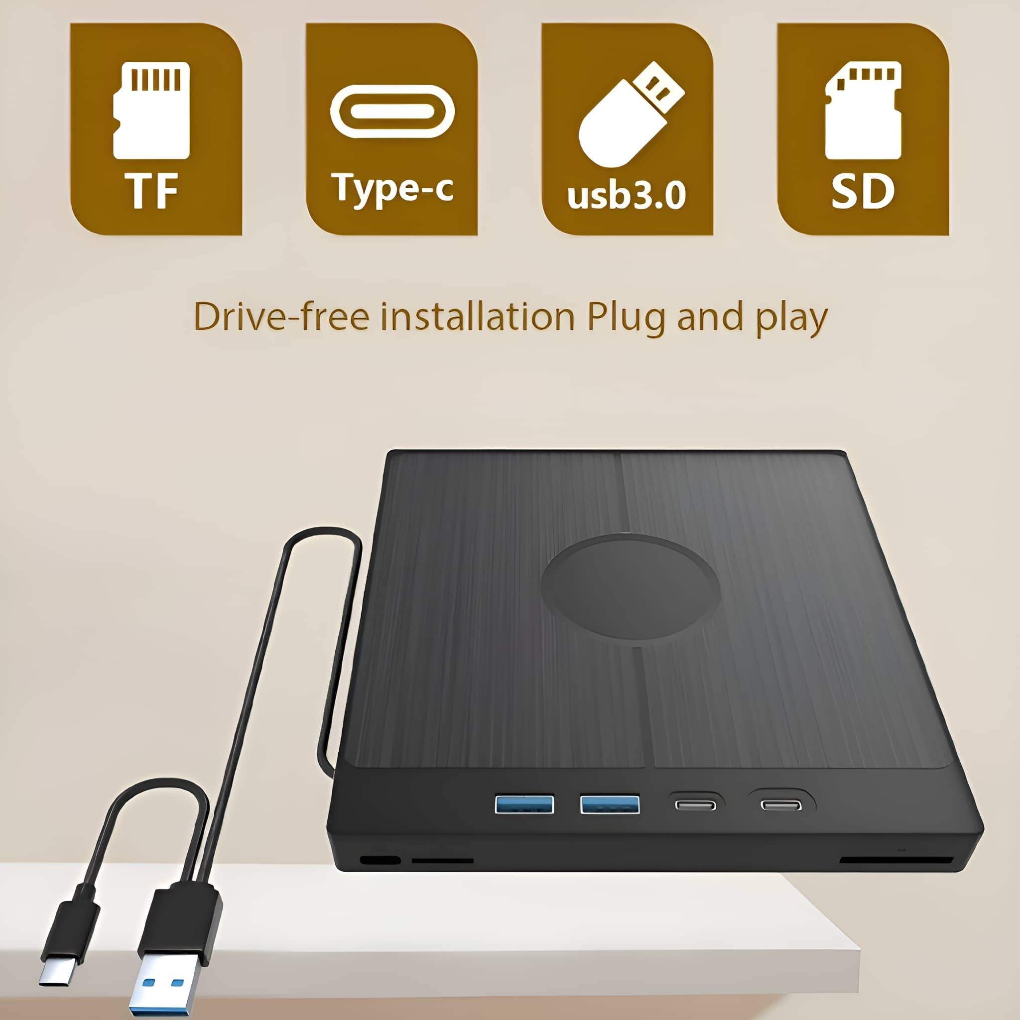 Ein schwarzes Gerät mit Anschlüssen: TF, Typ-C, USB3.0 und SD. Es liegt auf weißer Oberfläche.
