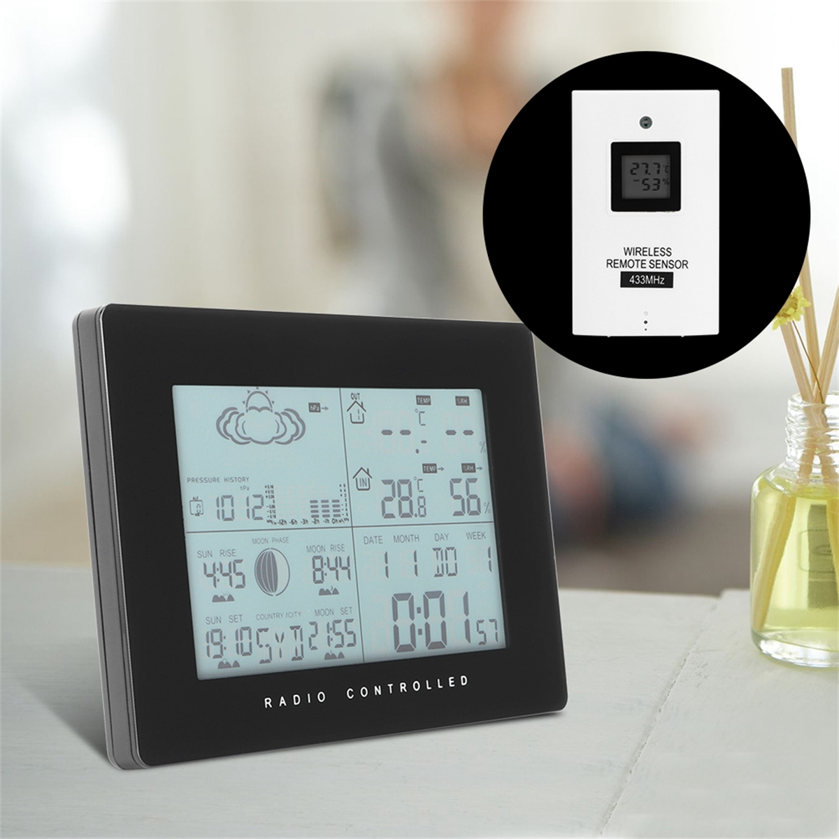 Digitale Wetterstation mit Anzeige von Temperatur und anderen Wetterdaten, auf einem weißen Tisch.