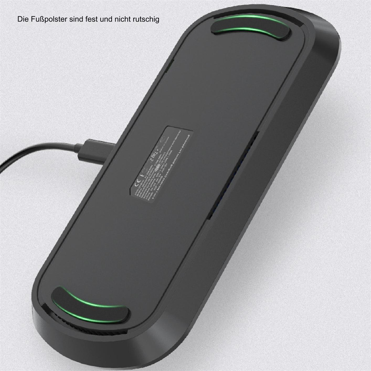 Die Unterseite eines schwarzen kabellosen Ladegeräts mit grünen Akzenten und einem Ladekabel.