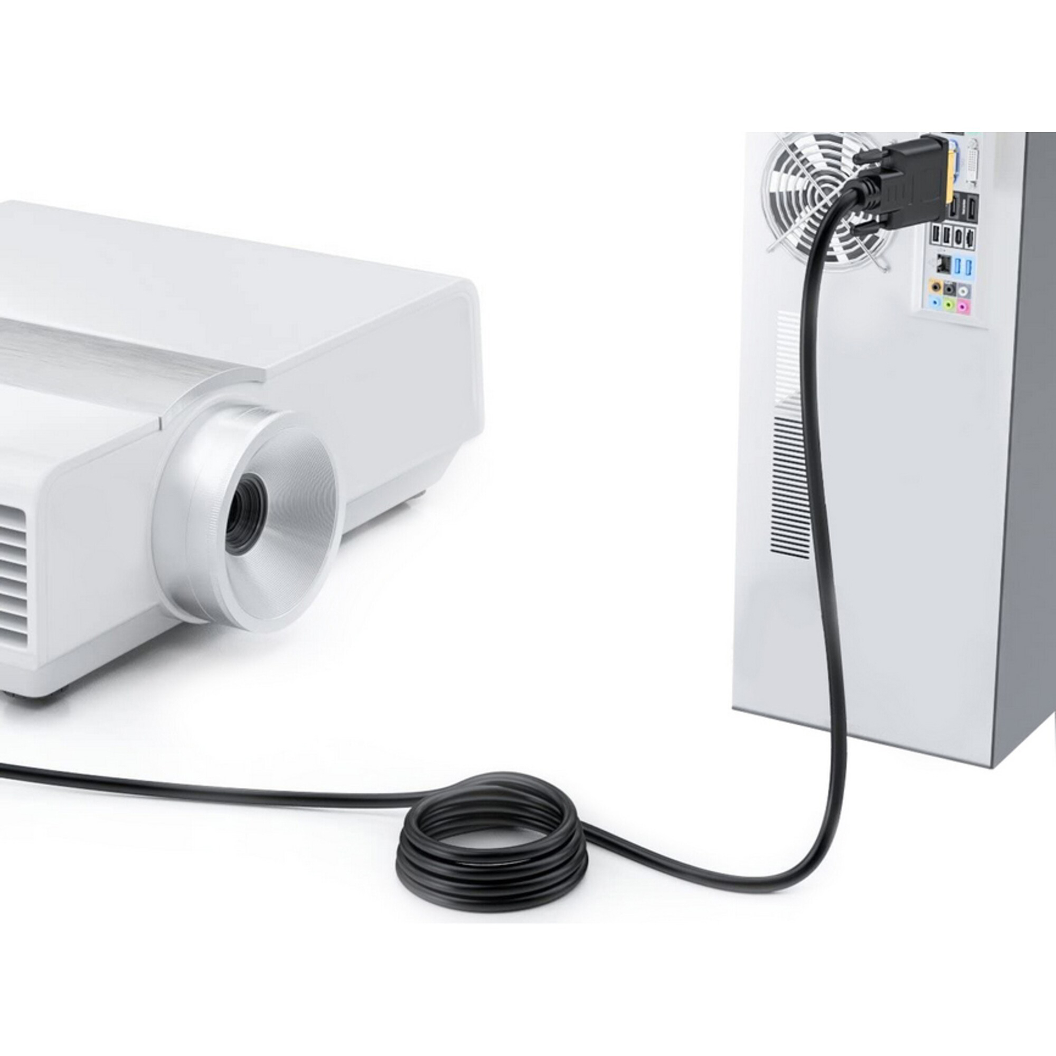 Projektor, der über ein schwarzes Kabel mit einem Computer verbunden ist. Weißer Projektor und Computergehäuse.