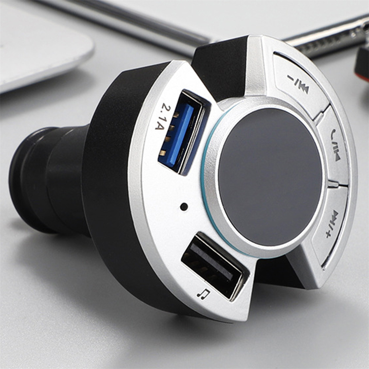 Kfz-Ladegerät mit USB-Anschlüssen und Bedientasten. Graue Oberfläche.