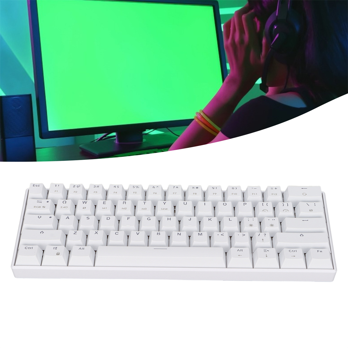 Eine weiße Tastatur mit einem grünen Bildschirm-Computer im Hintergrund und einer Person, die ihn benutzt.