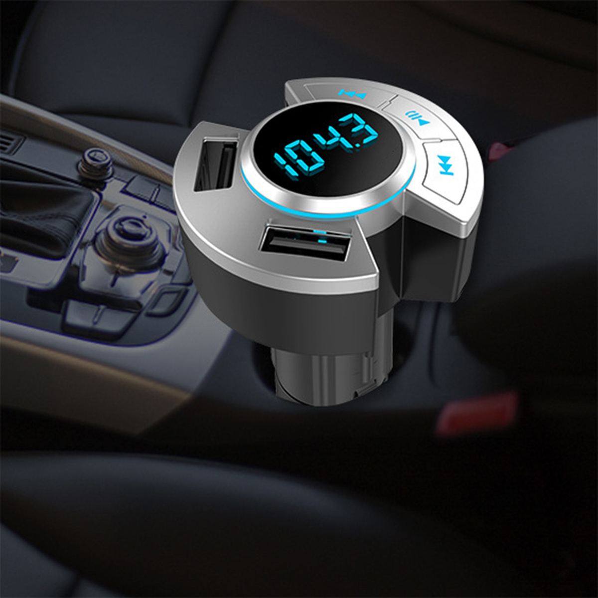 Ein Autoladegerät mit USB-Anschlüssen und Digitalanzeige 104.3. Der Hintergrund ist ein Autointerieur.