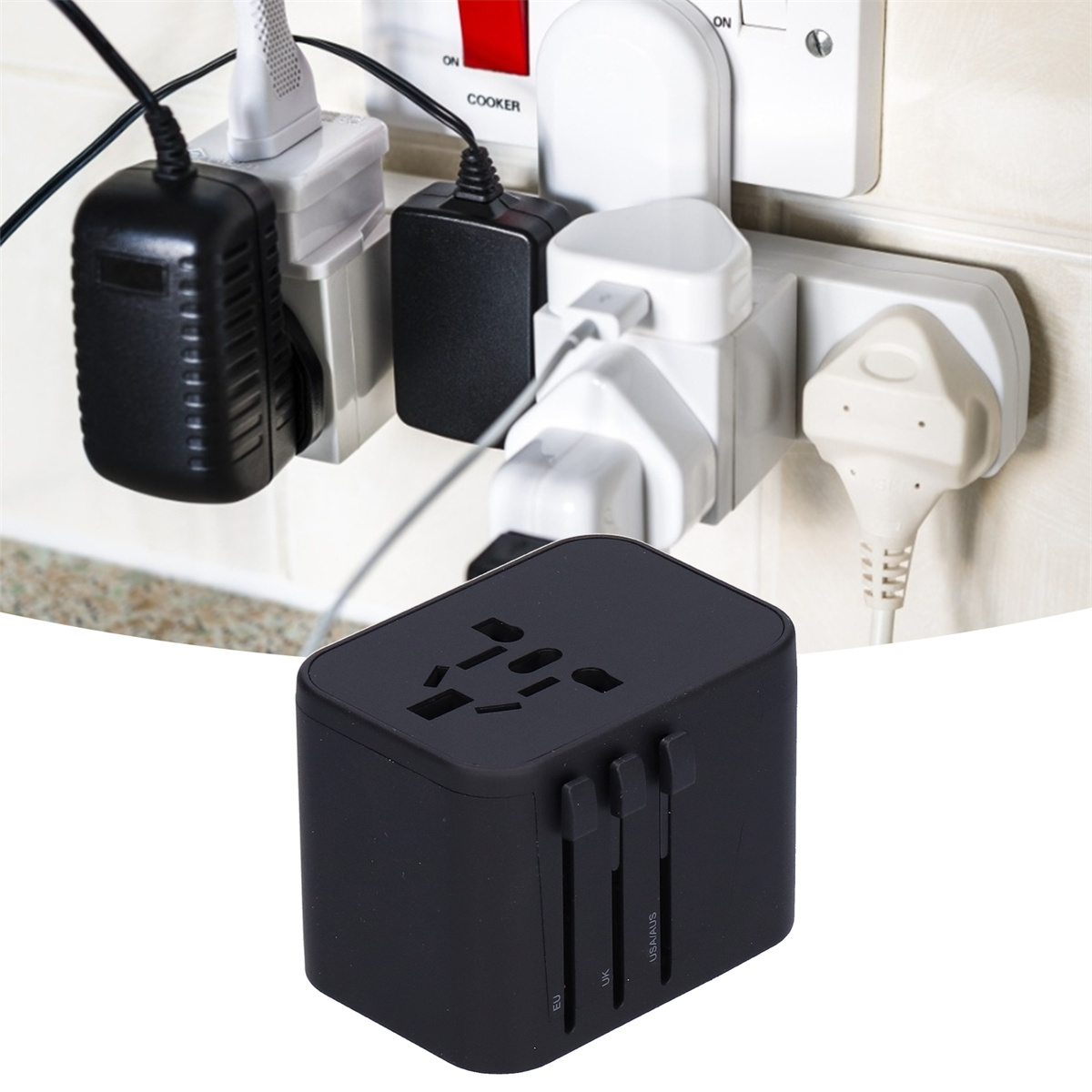 Schwarzer Universaladapter, der in mehrere Steckdosen gesteckt ist. Verschiedene Adapter sind in einer Wand dargestellt.