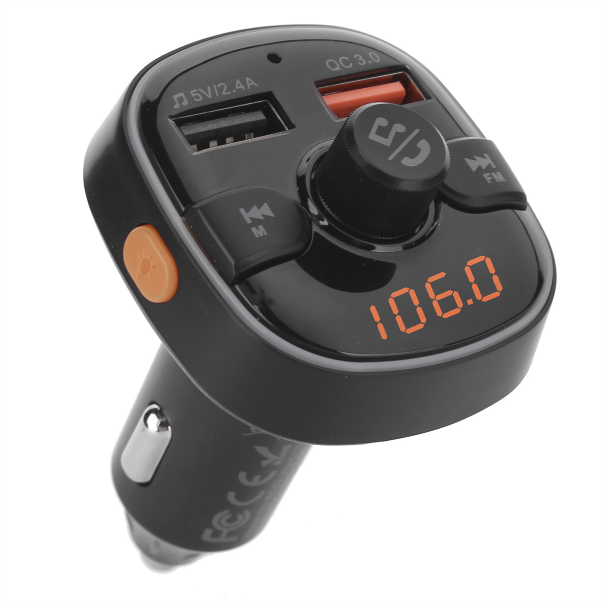 Ein schwarzer Auto-Adapter mit USB-Anschlüssen und einem Display, das '106.0' anzeigt.
