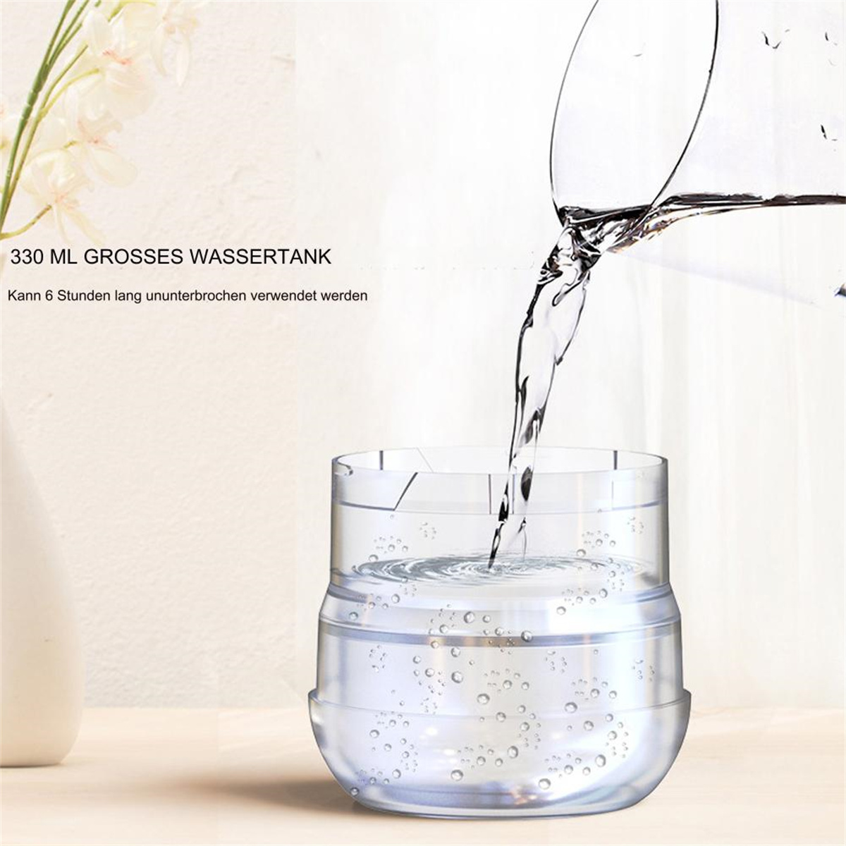 Klares Wasser wird in ein Glas gegossen. Das Glas ist klar. Der Text ist auf Deutsch.