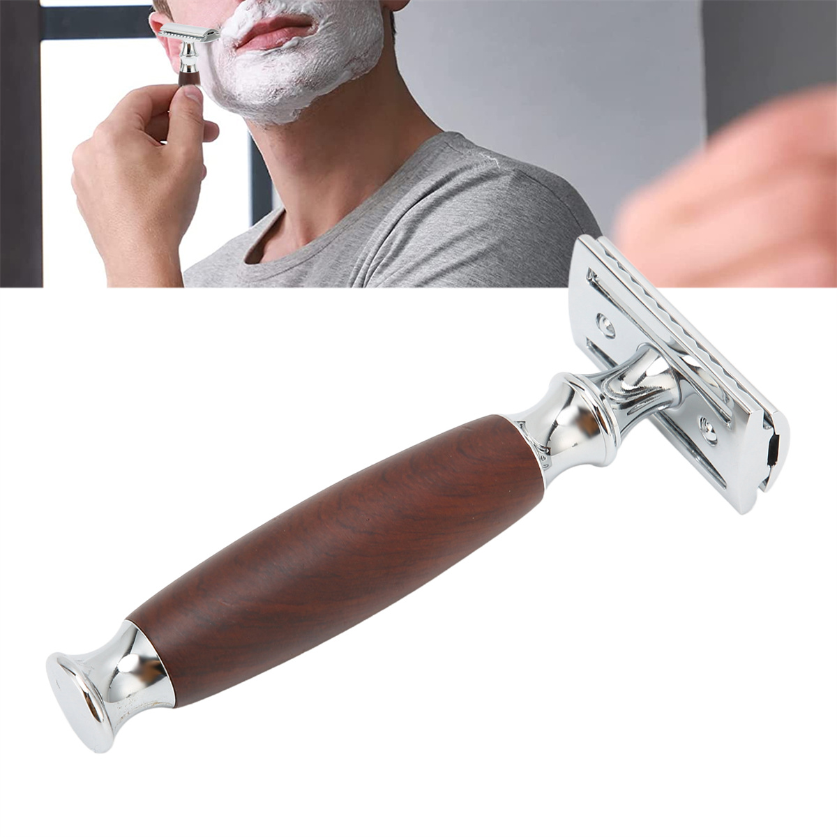 Ein Mann rasiert sich mit einem Rasierhobel. Der Rasierer hat einen Holzgriff. Hintergrund ein Spiegel.