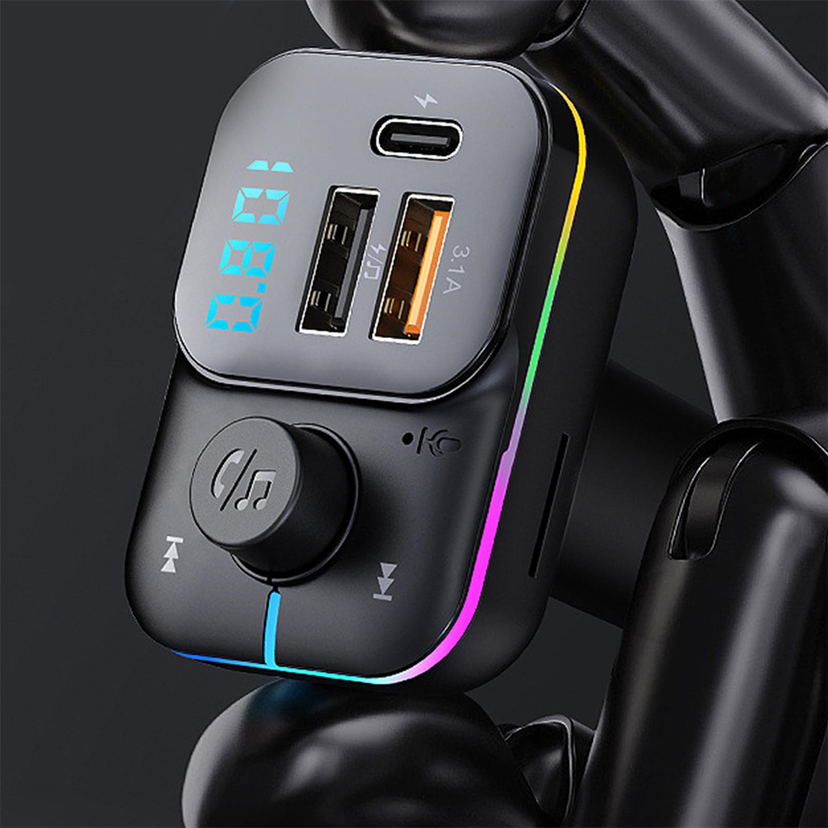 Schwarzes Autoladegerät mit USB-Anschlüssen und Digitalanzeige, mit Regenbogenlicht.