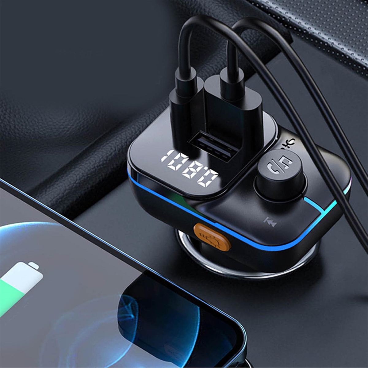 Schwarzes Autoladegerät mit USB-Anschlüssen, Display und Bedienelementen.