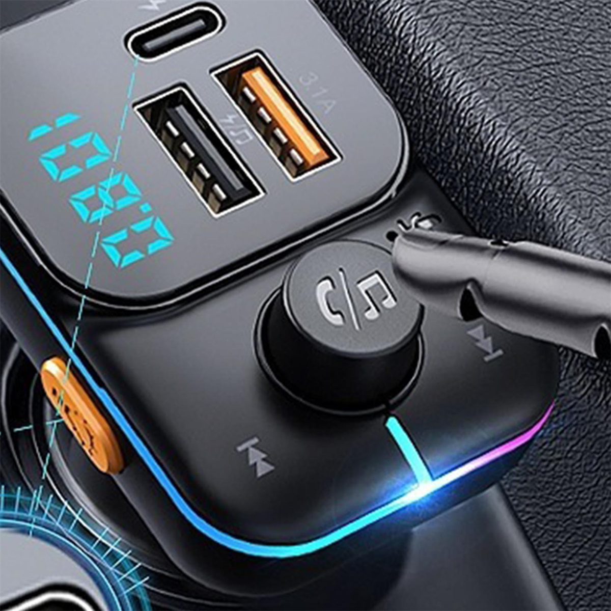 Autoladegerät mit Digitalanzeige, USB-Anschlüssen und Knopf. Schwarze und orangefarbene Details.