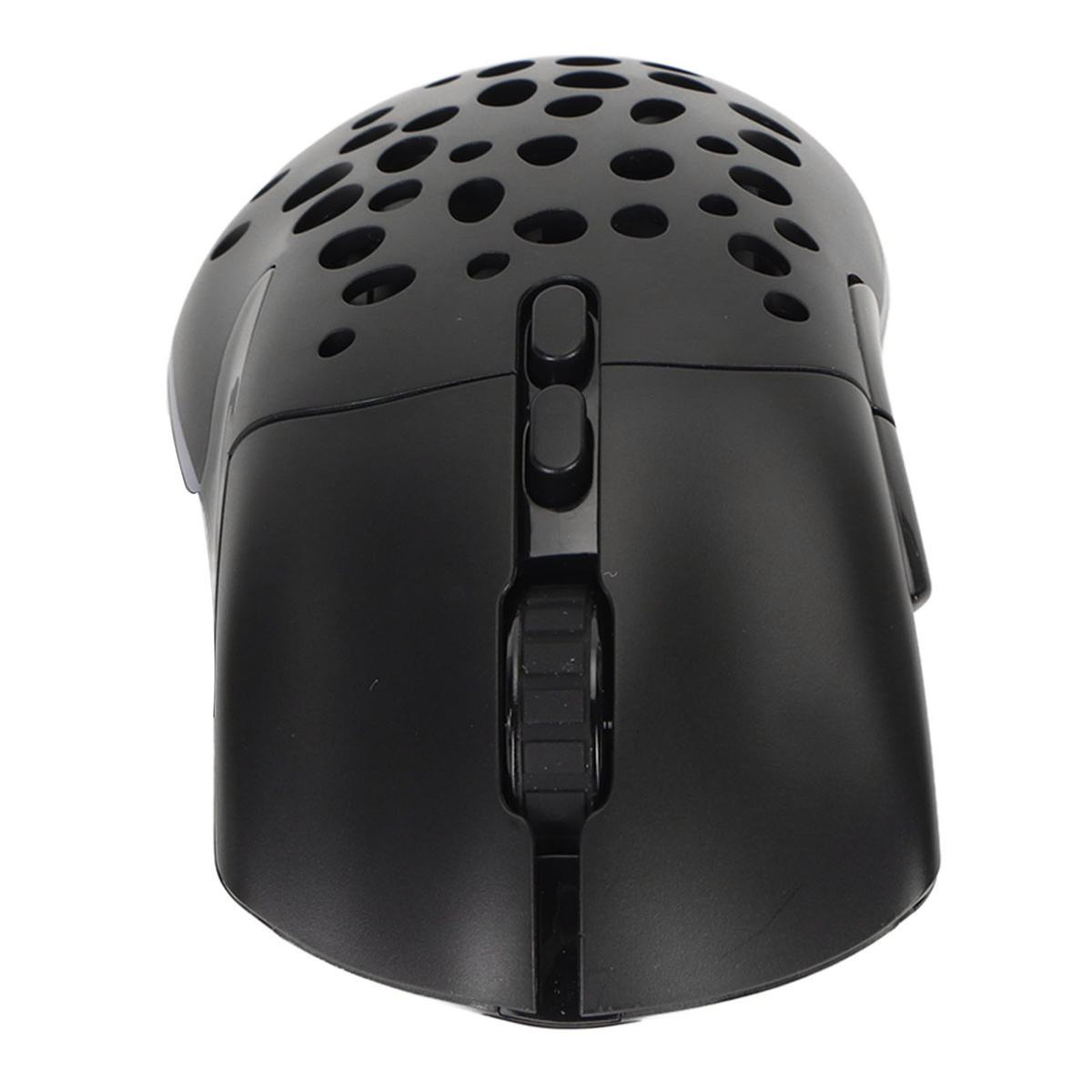 Schwarze ergonomische Gaming-Maus mit Löchern, Seitentasten und einem Scrollrad, auf weißer Oberfläche.