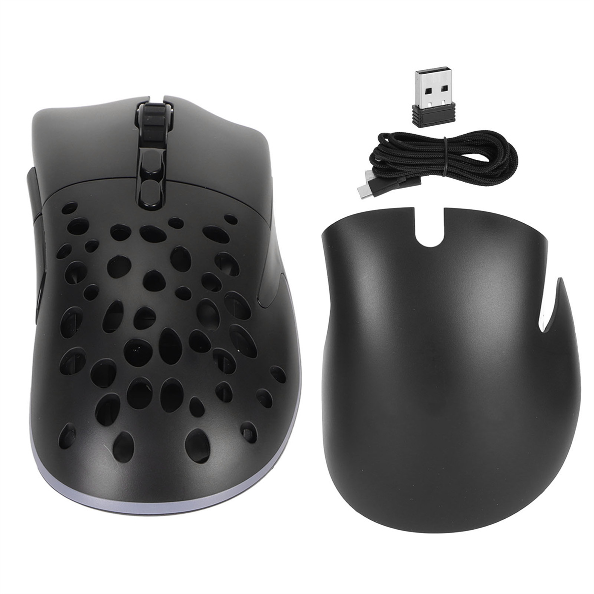 Eine schwarze Gaming-Maus mit Löchern. Die Maus befindet sich neben einem USB-Empfänger und einem Kabel.