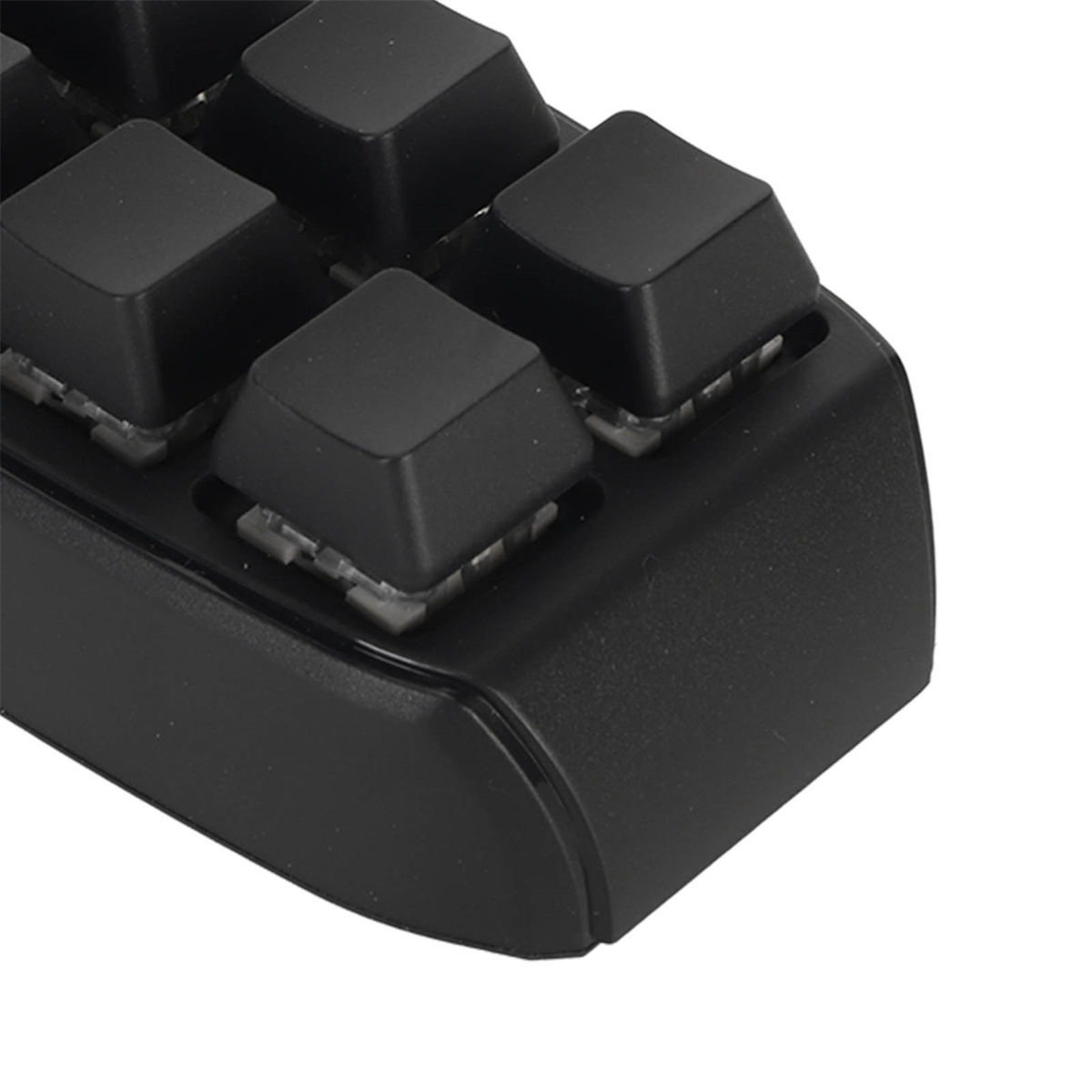Nahaufnahme von schwarzen Tastaturtasten. Die Tasten sind quadratisch und eng beieinander.