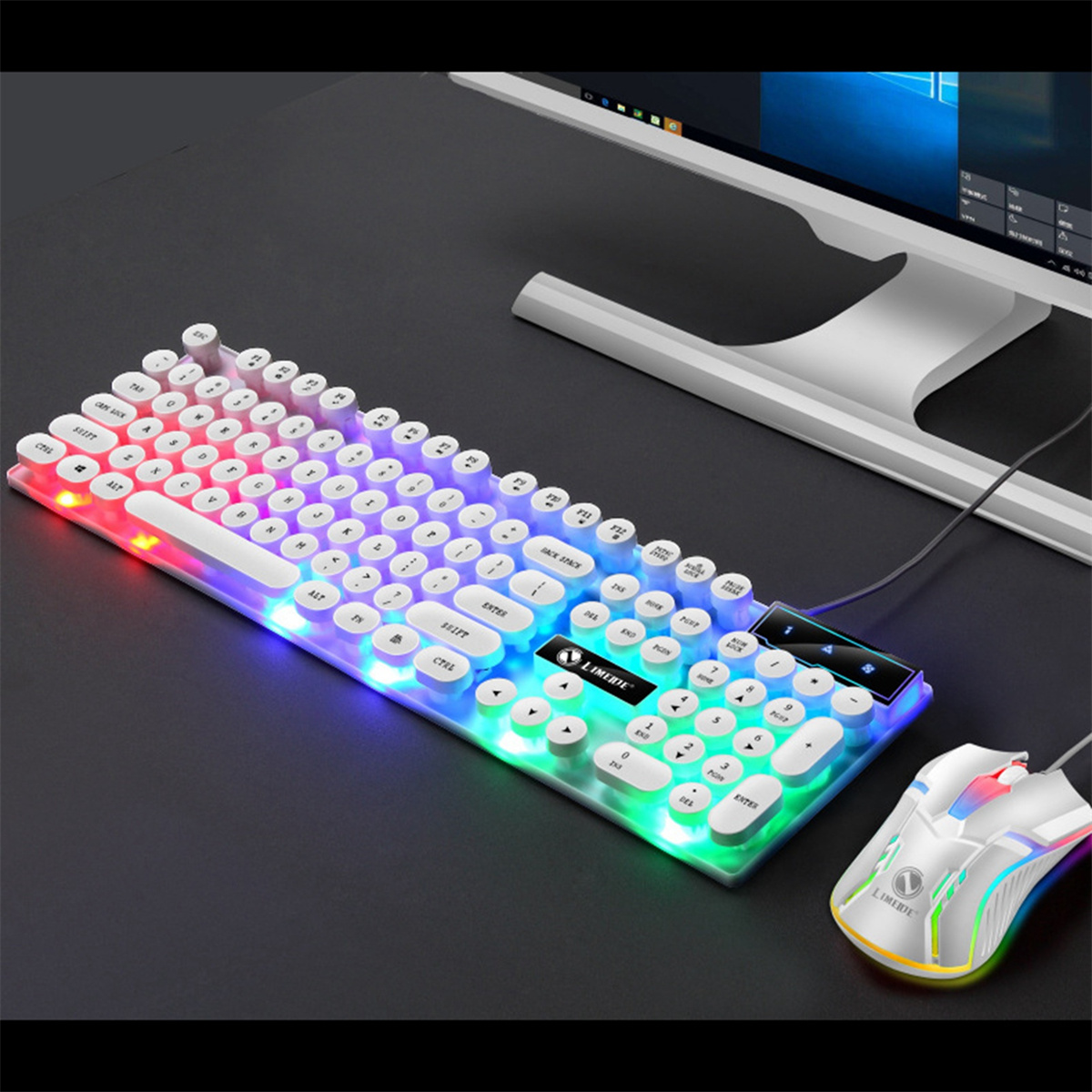 RGB-Gaming-Tastatur mit Maus auf schwarzem Schreibtisch, mit Computer.