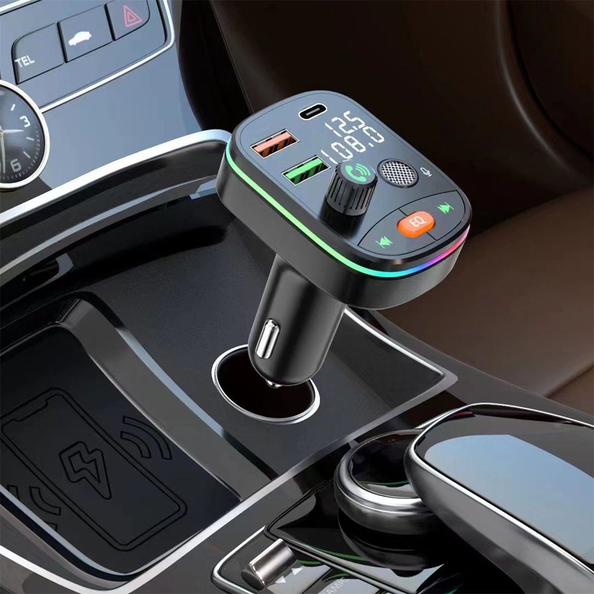 Ein Autoladegerät mit mehreren USB-Anschlüssen und einem Display. Es ist an den Ladeanschluss eines Autos angeschlossen.