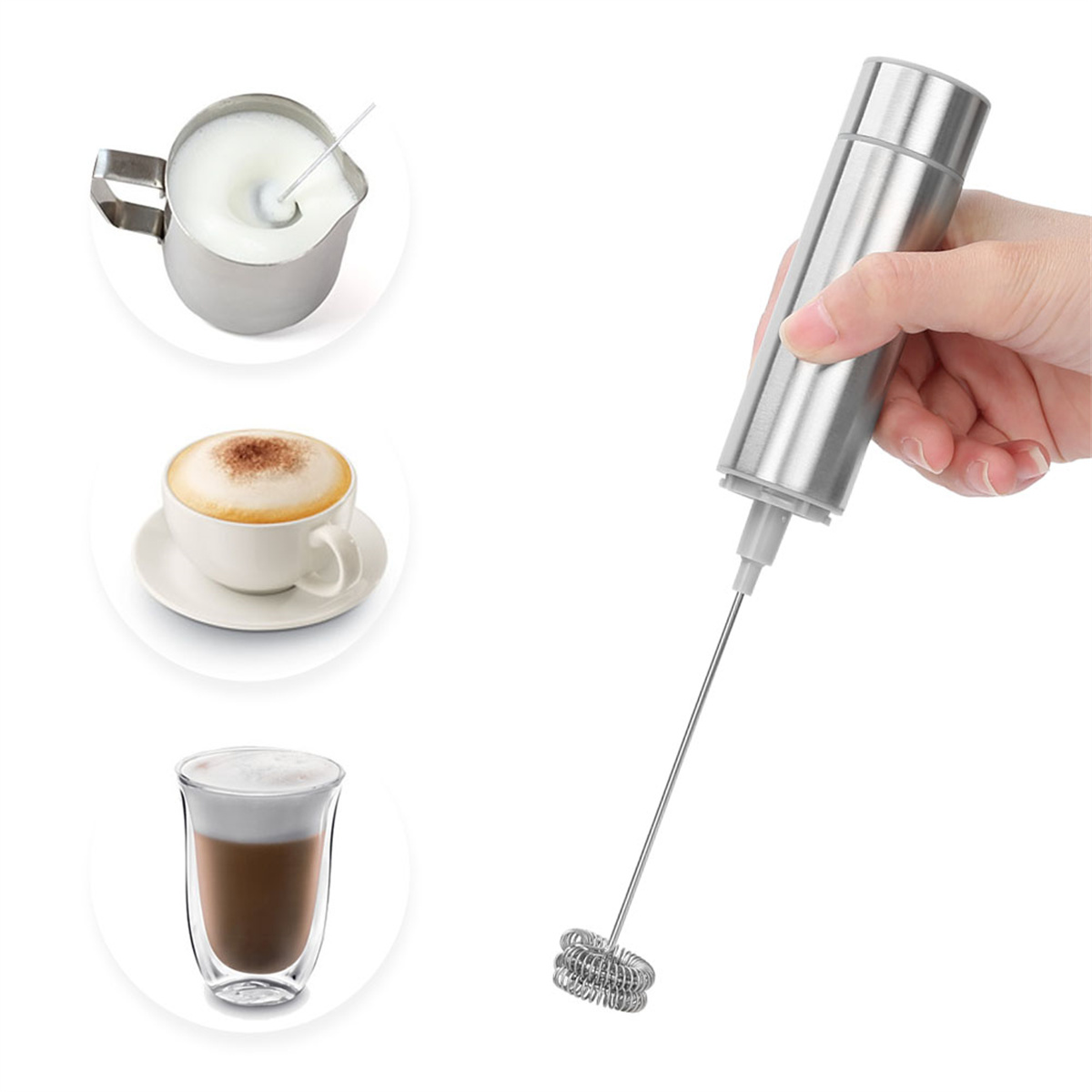 Hand, die einen silbernen Milchaufschäumer hält. Kaffeetassen im Hintergrund.