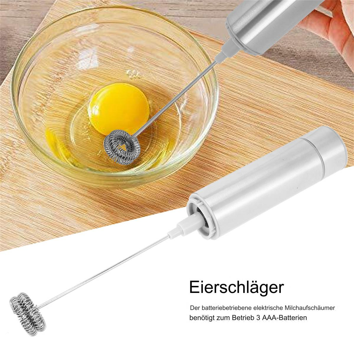Ein Ei in einer Schüssel mit einem Schneebesen und einem Aufschäumer daneben. Der Text unten lautet "Eierschläger".