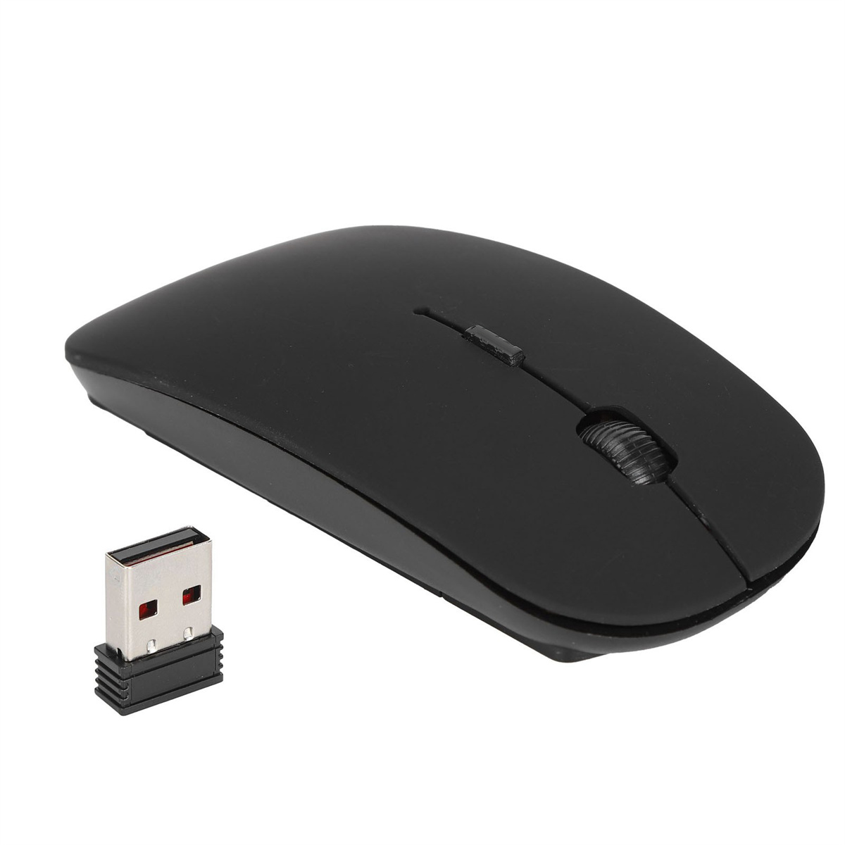 Eine schwarze Computermaus mit USB-Empfänger, isoliert auf Weiß.