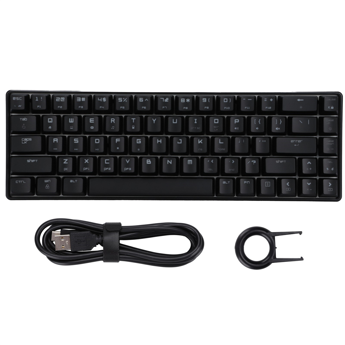 Schwarze, kompakte Tastatur mit weißen Tastenbeschriftungen, USB-Kabel und Keycap-Abzieher auf weißem Hintergrund.