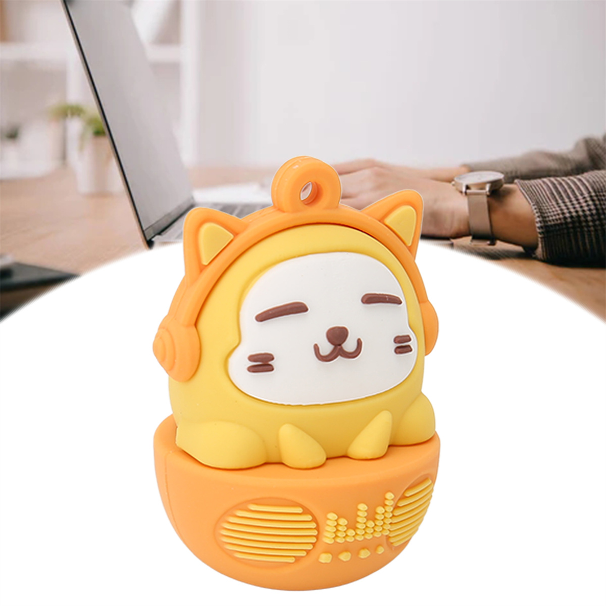 Gelber USB-Stick in Form einer Cartoon-Katze. Die Katze trägt Kopfhörer und sitzt auf einem Lautsprecher.