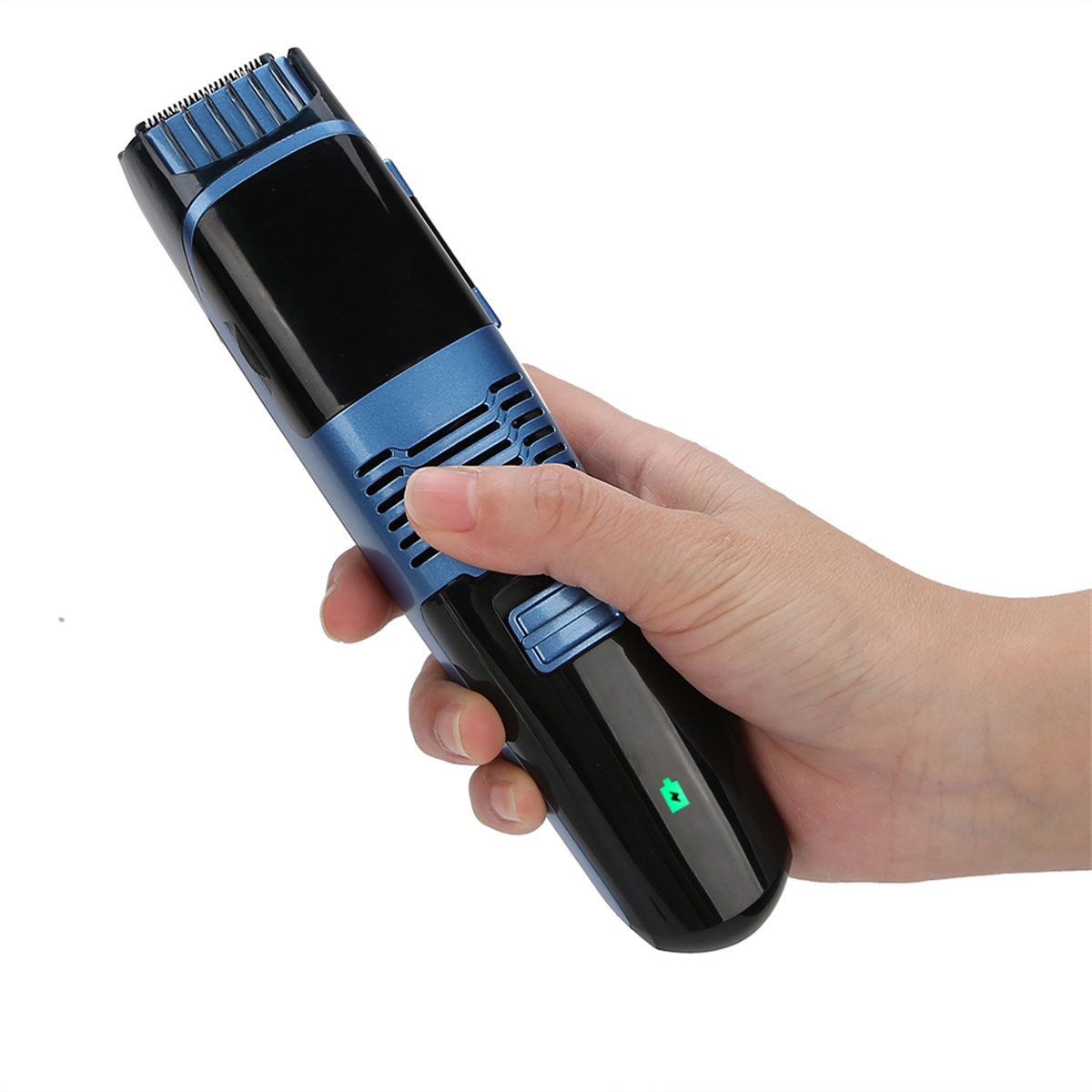 Schwarzer und blauer Haarschneider in der Hand gehalten. Der Haarschneider ist eingeschaltet.