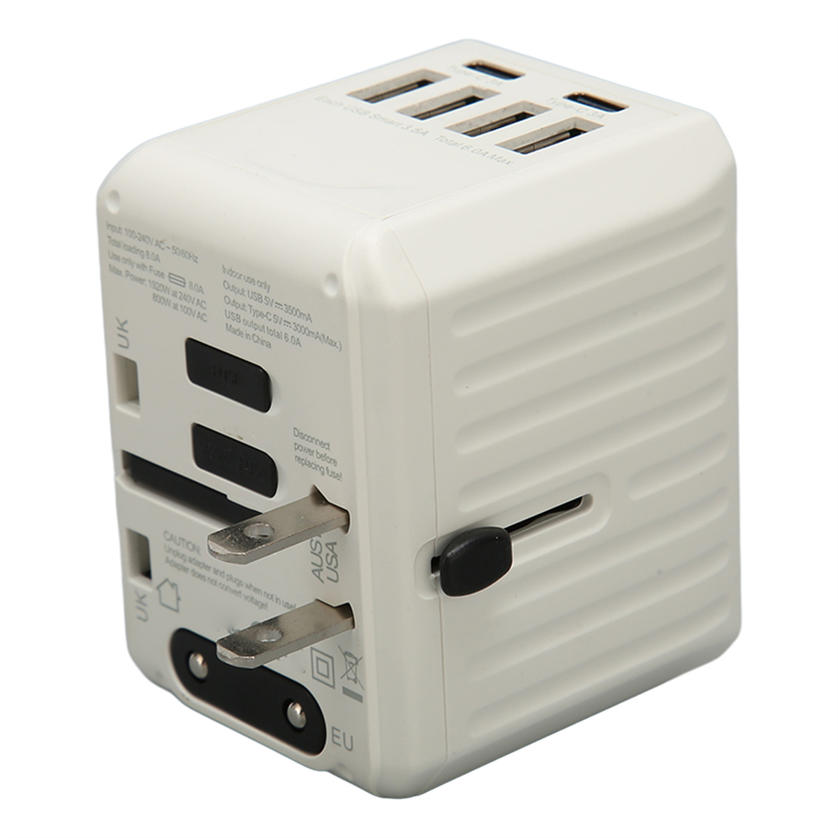 Weißer Universaladapter mit USB-Anschlüssen und Steckertypen, schräg.