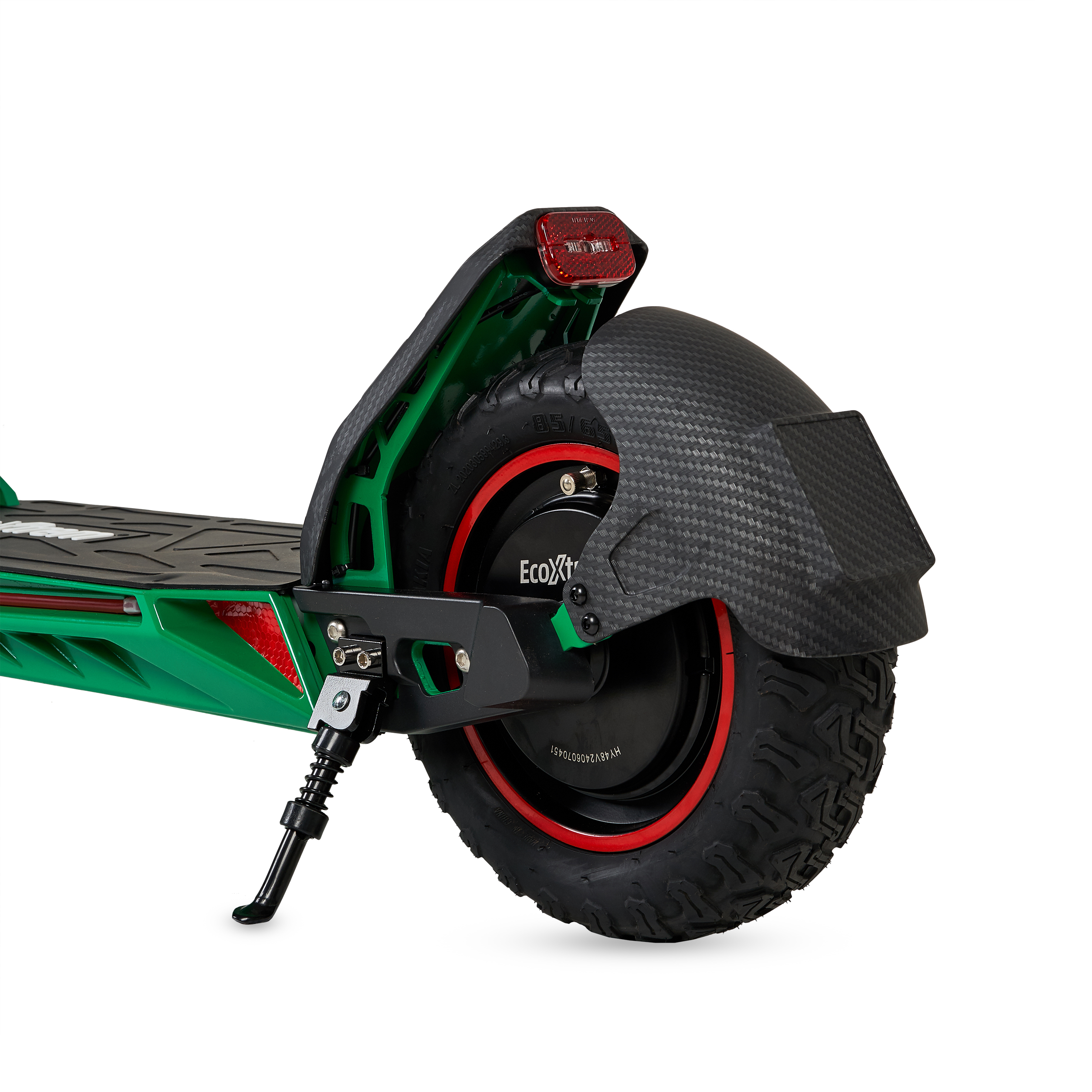 Primer plano de la rueda trasera y guardabarros de un patinete eléctrico verde y negro.