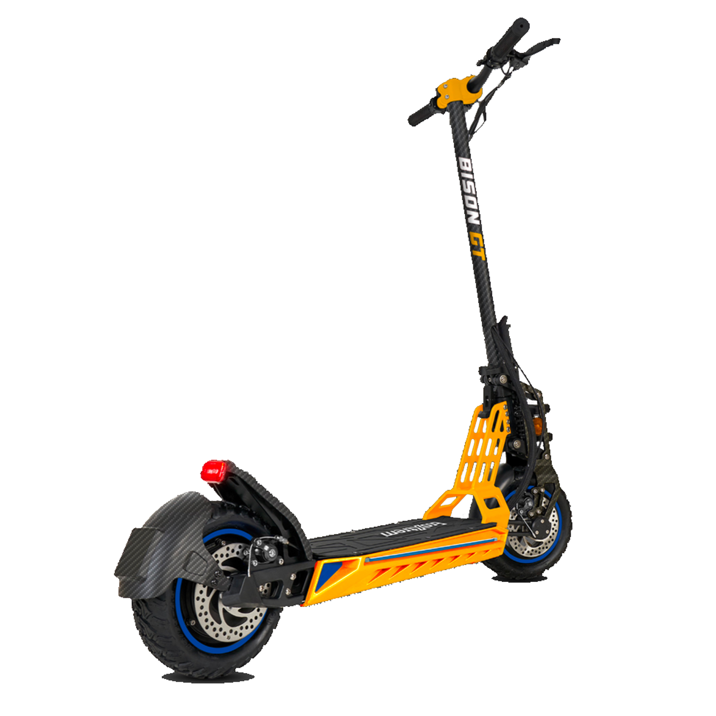 Un patinete eléctrico amarillo y negro con guardabarros de fibra de carbono, sobre fondo blanco.
