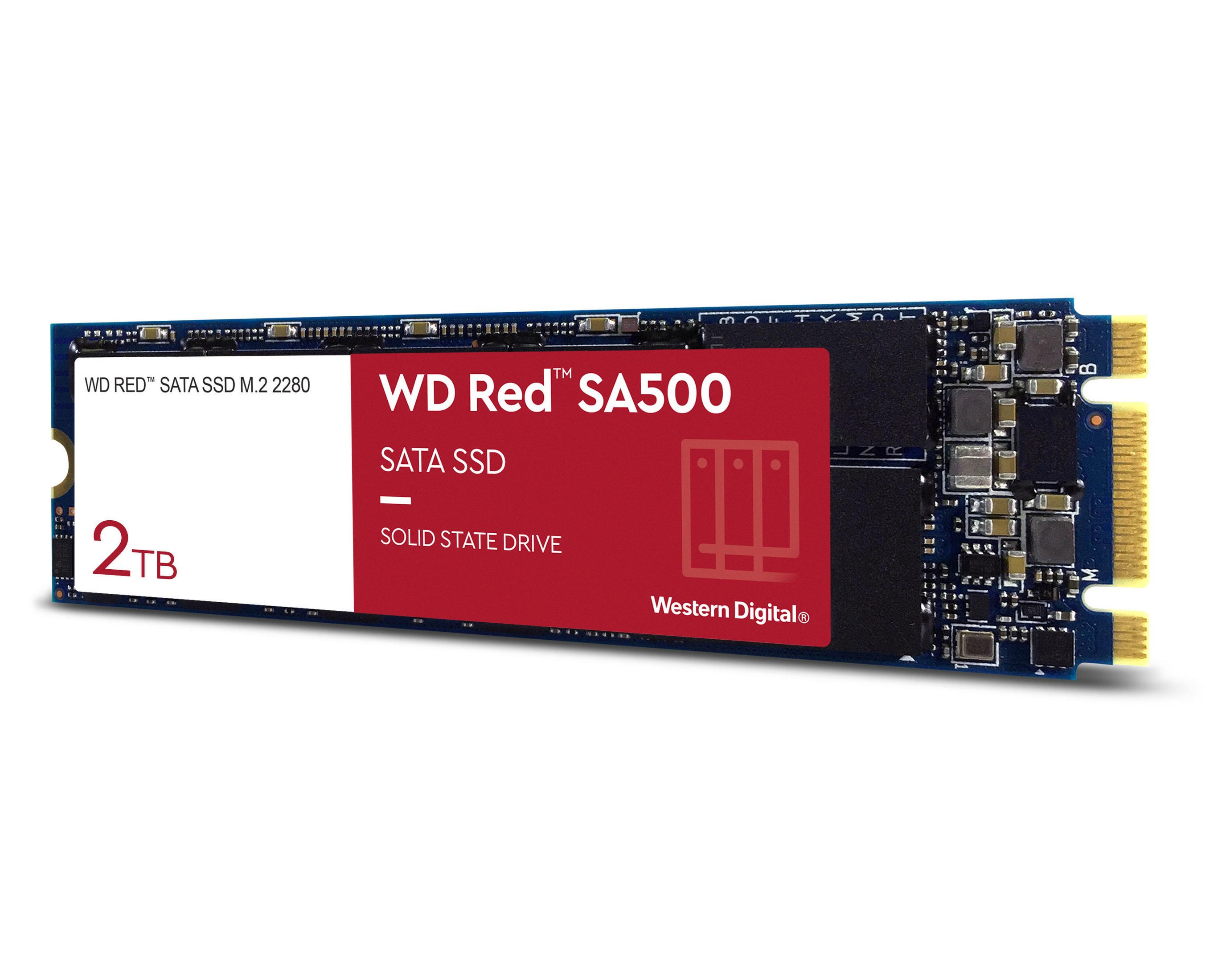 Czerwono-czarny dysk SSD. Etykieta WD Red SA500, 2TB i SATA SSD.