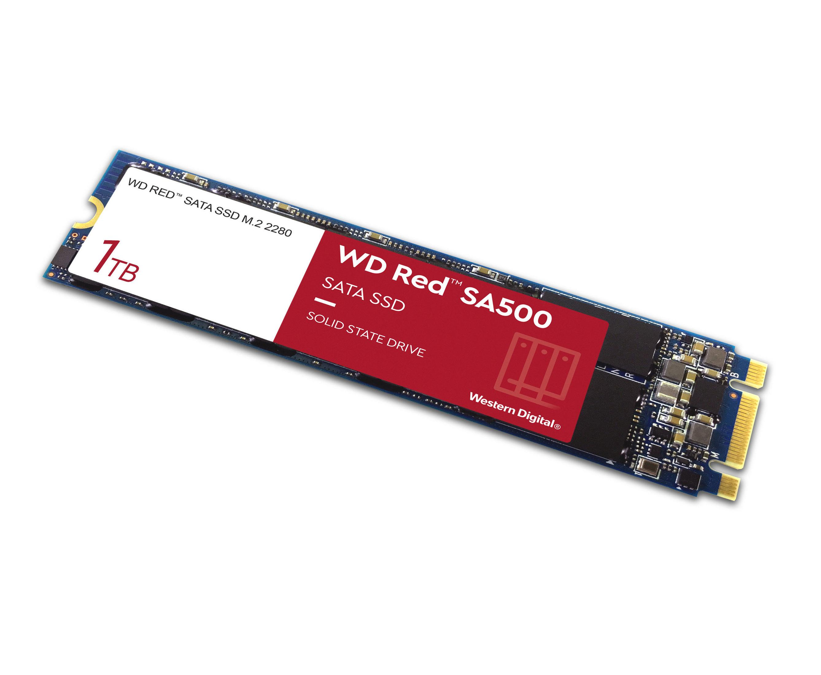 Dysk SSD WD Red SA500 1 TB z czerwoną i białą etykietą, tło płytki drukowanej w kolorze niebieskim.