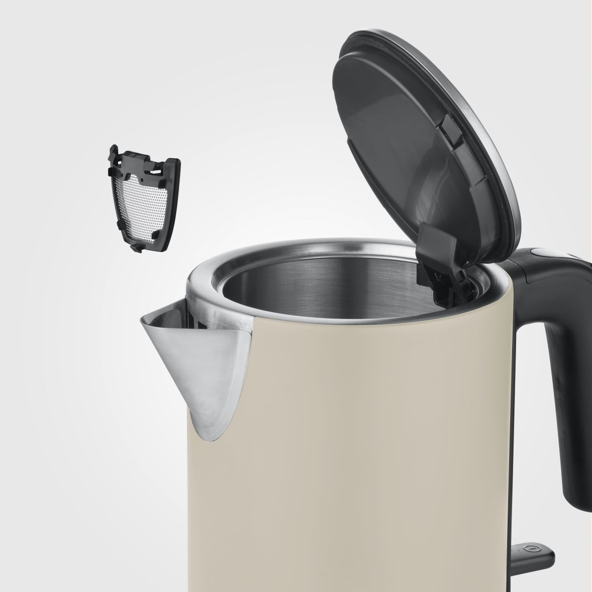 Crèmekleurige elektrische waterkoker, zwarte deksel open, met gaasfilter en handvat.