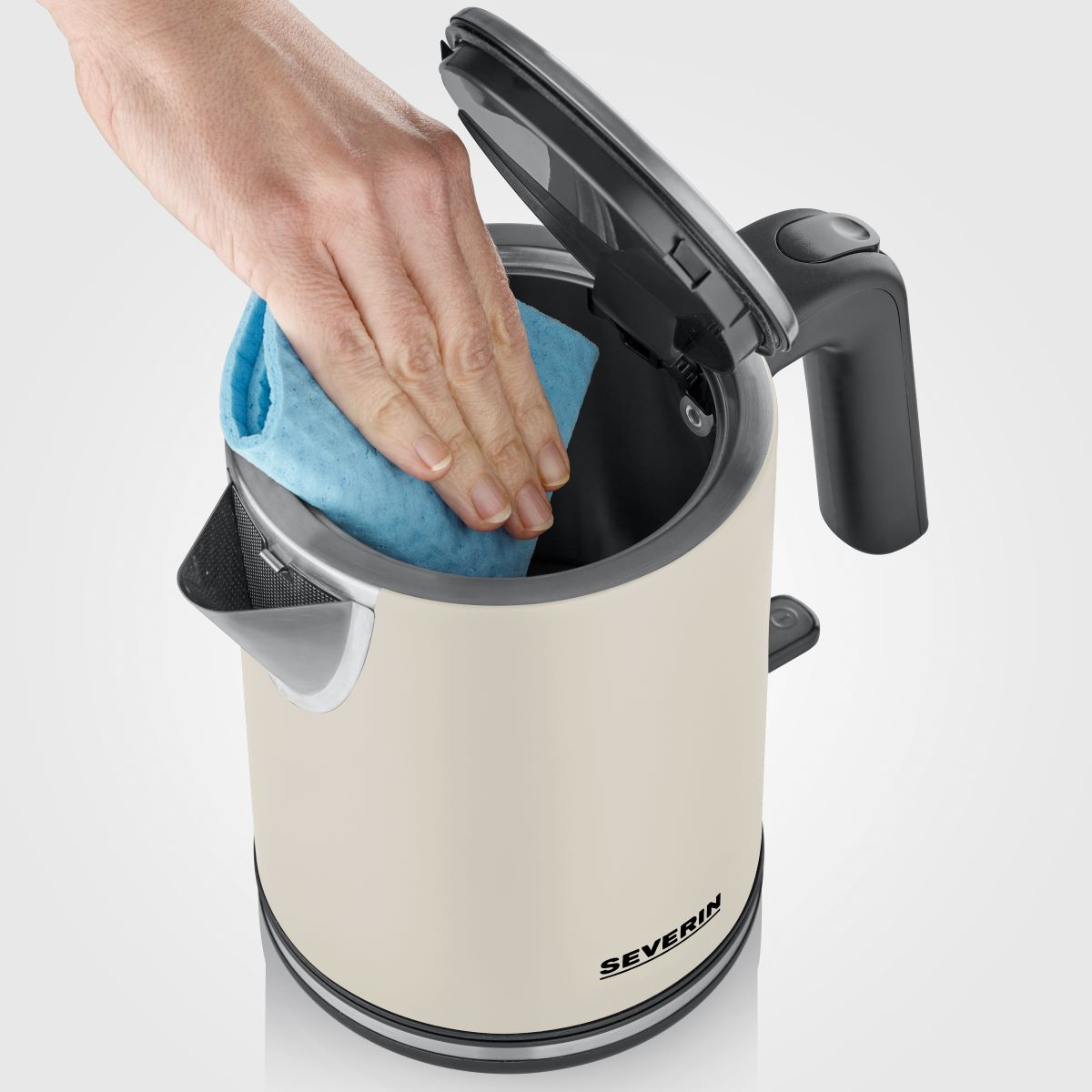 Een persoon maakt de binnenkant van een crèmekleurige waterkoker schoon met een blauwe doek.