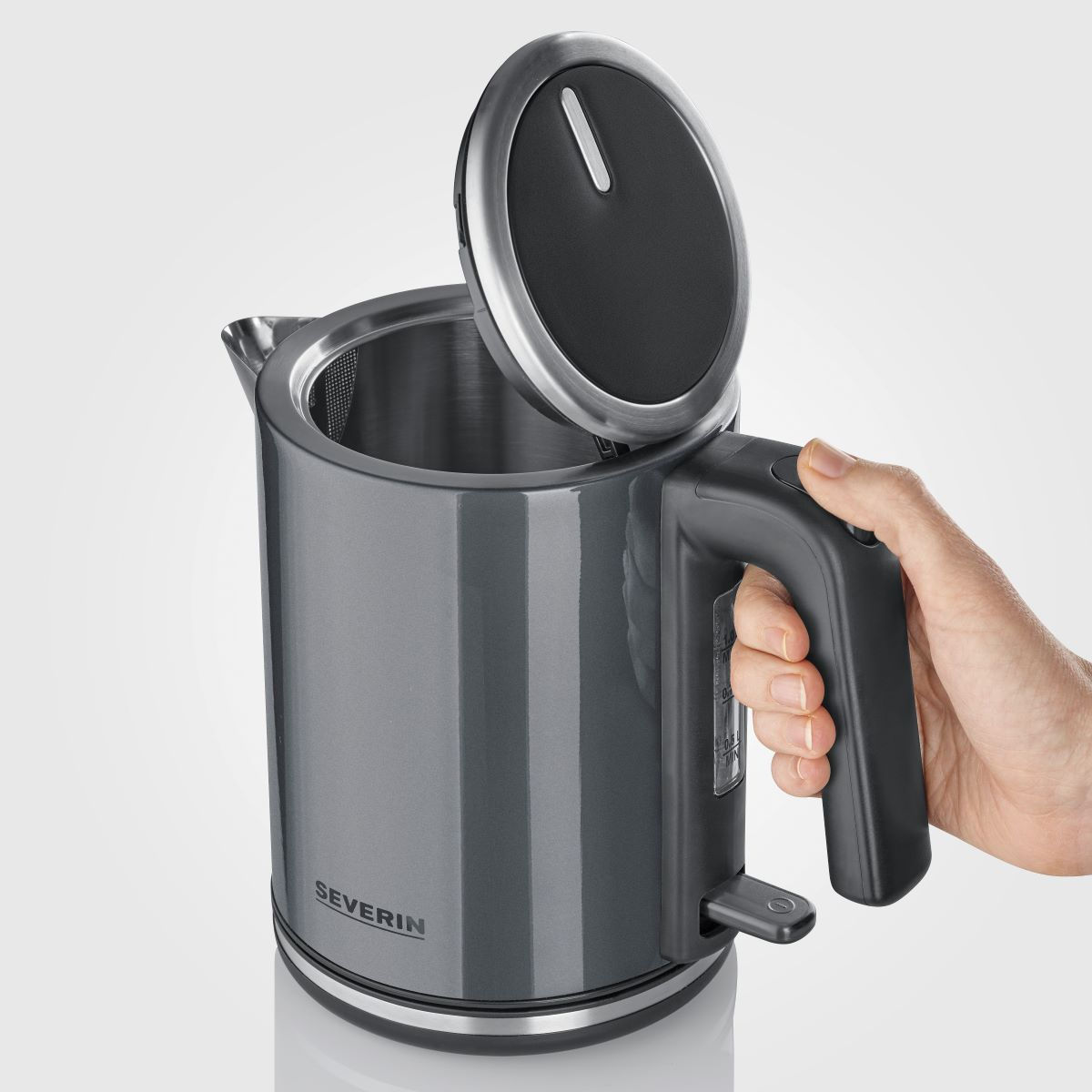 Czarny odbiornik Bluetooth z kablem USB i gniazdem audio 3,5 mm.