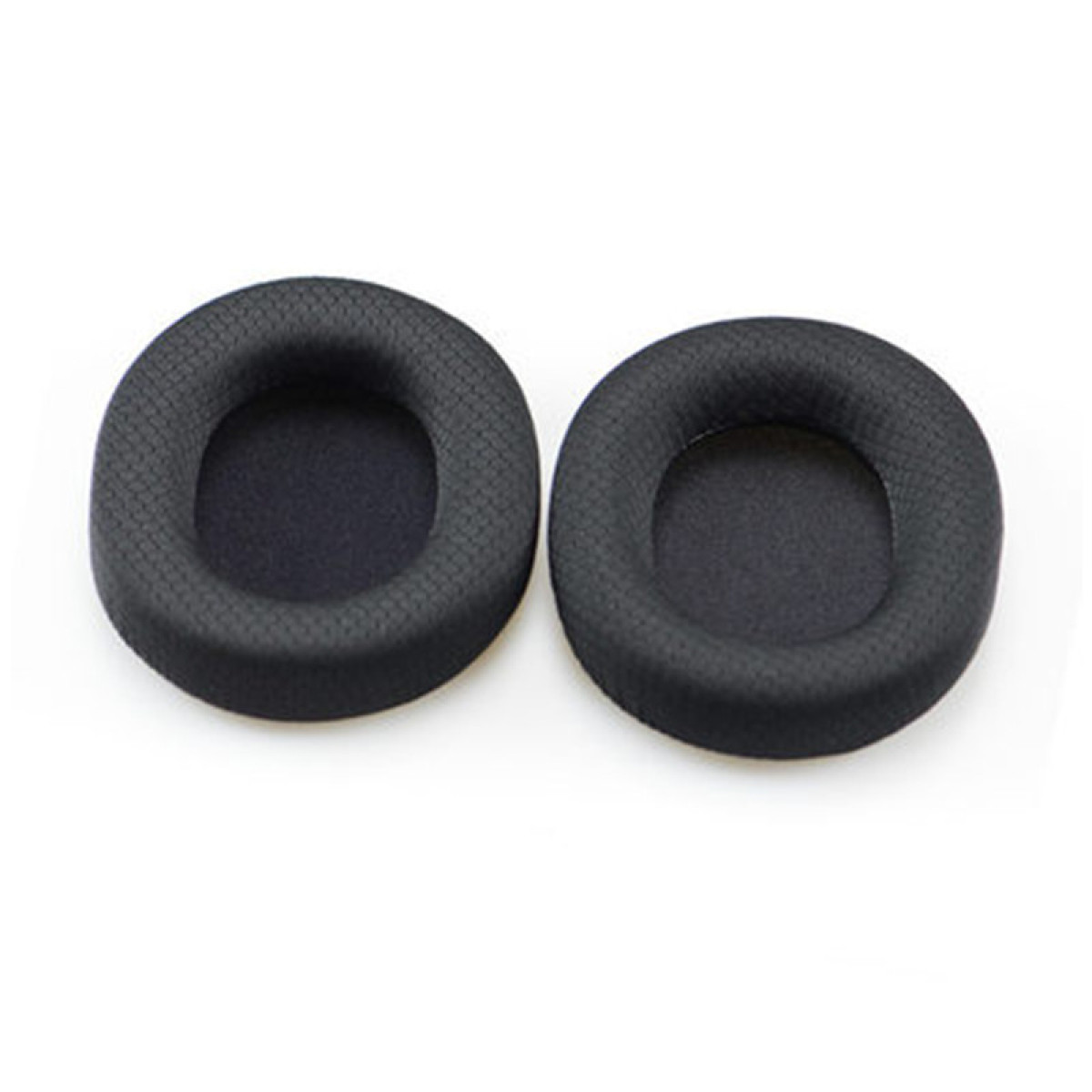 Dwa czarne nauszniki do słuchawek, są okrągłe.