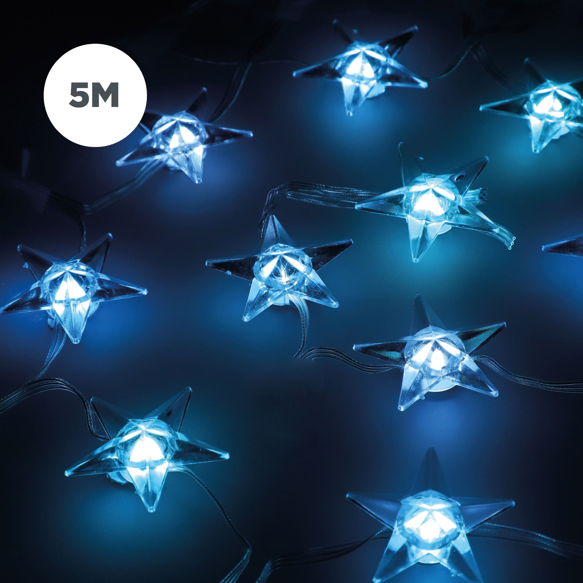 Niebieskie lampki w kształcie gwiazd. Światła włączone, tło ciemne.