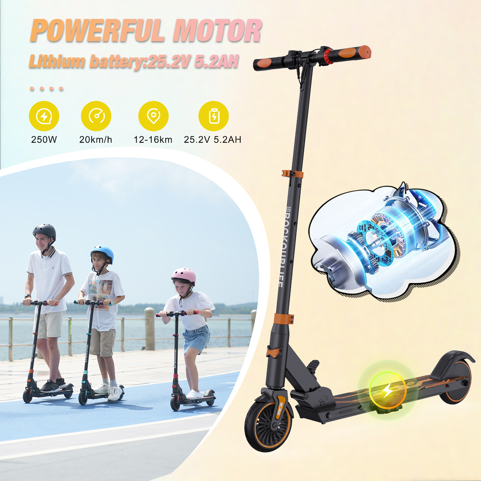 Troje dzieci na hulajnogach. Duża hulajnoga jest po prawej stronie. Tekst i grafika są zawarte.