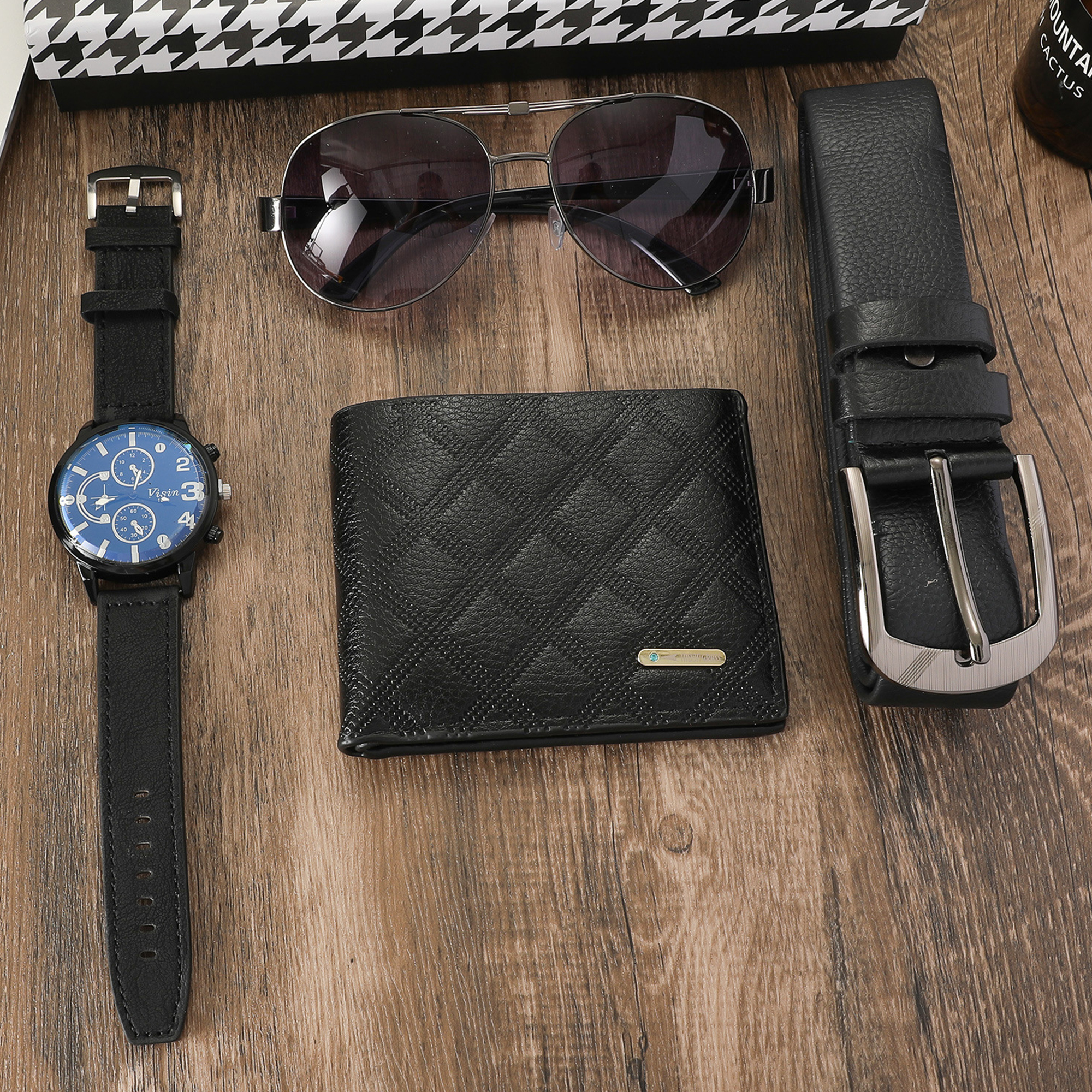 Herrenaccessoires: Uhr, Sonnenbrille, Geldbörse und Gürtel auf Holzoberfläche.