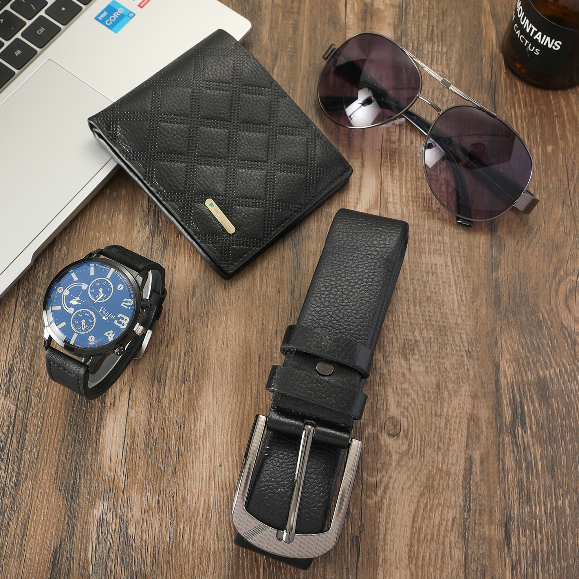 Herrenaccessoires auf Holz: Geldbörse, Uhr, Gürtel und Sonnenbrille.