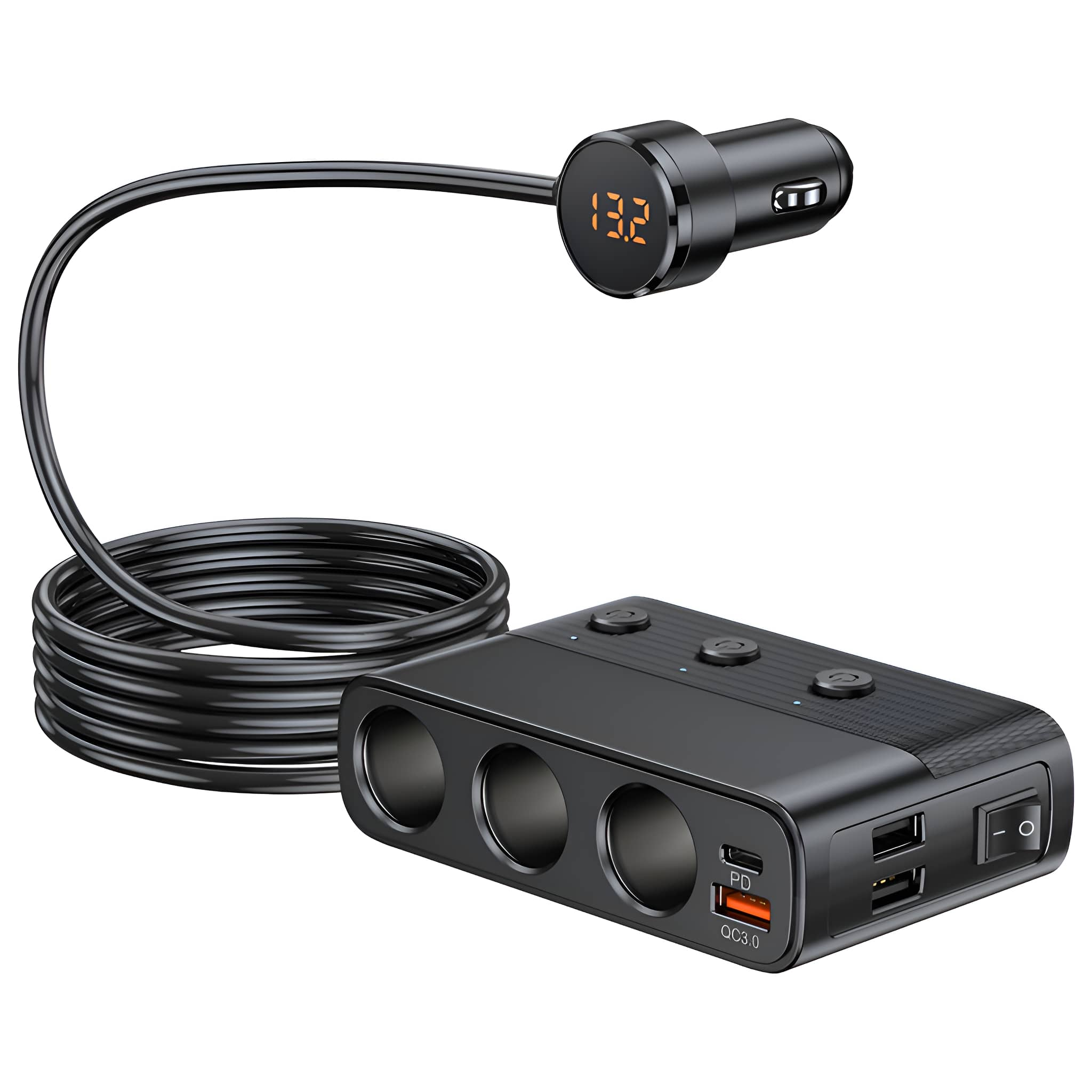 Schwarzes Autoladegerät mit drei Steckdosen und Digitalanzeige am Kabel. Weißer Hintergrund.