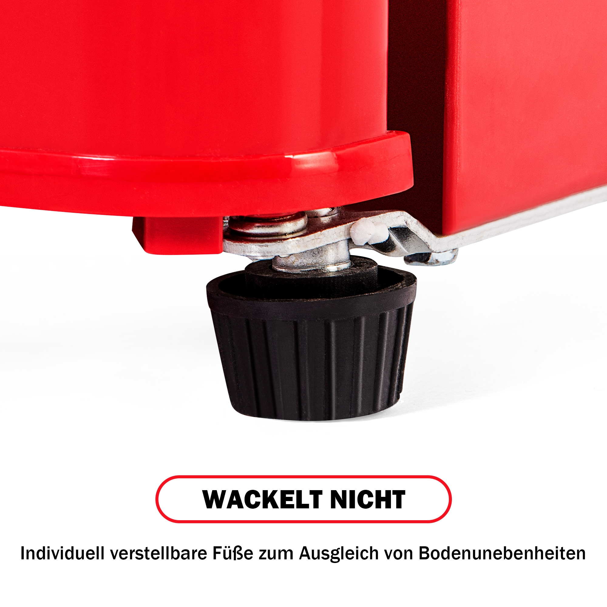 Nahaufnahme des schwarzen Fußes eines roten Objekts. Der Text lautet 'WACKELT NICHT'.