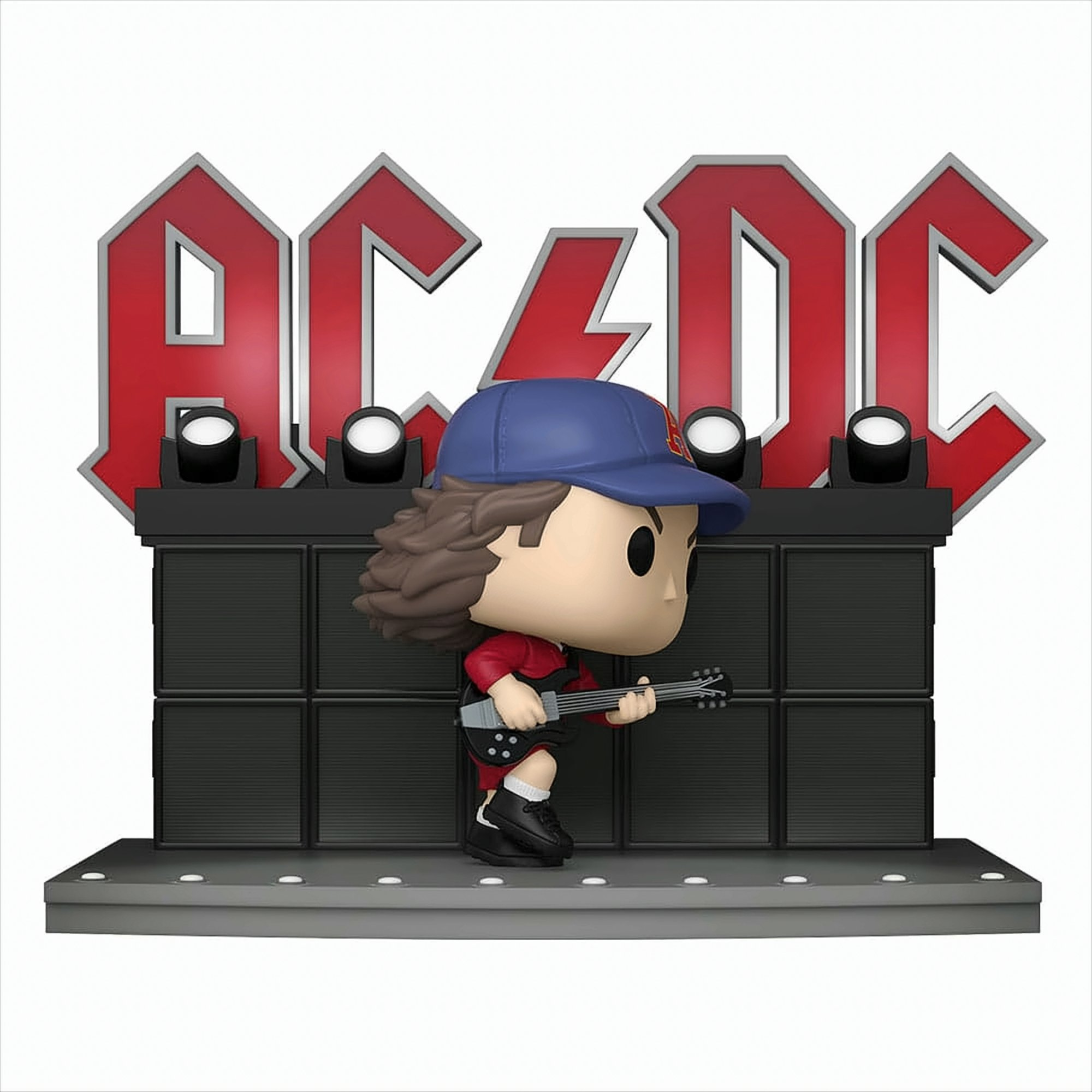 Statuetta AC/DC sul palco, sfondo con logo rosso, con una figura a cartoni animati.